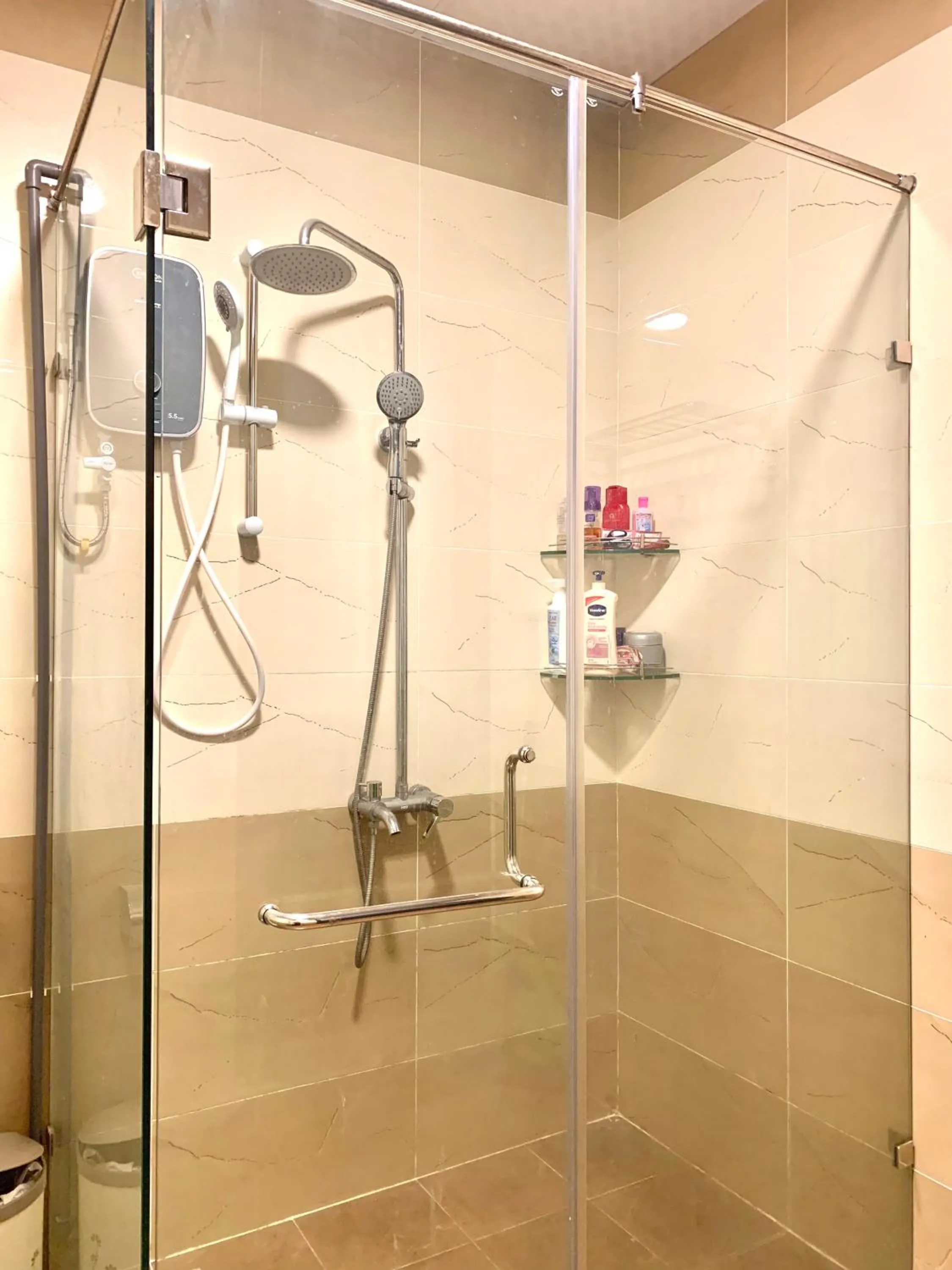 Shower in Family Homestay Dalat Casa