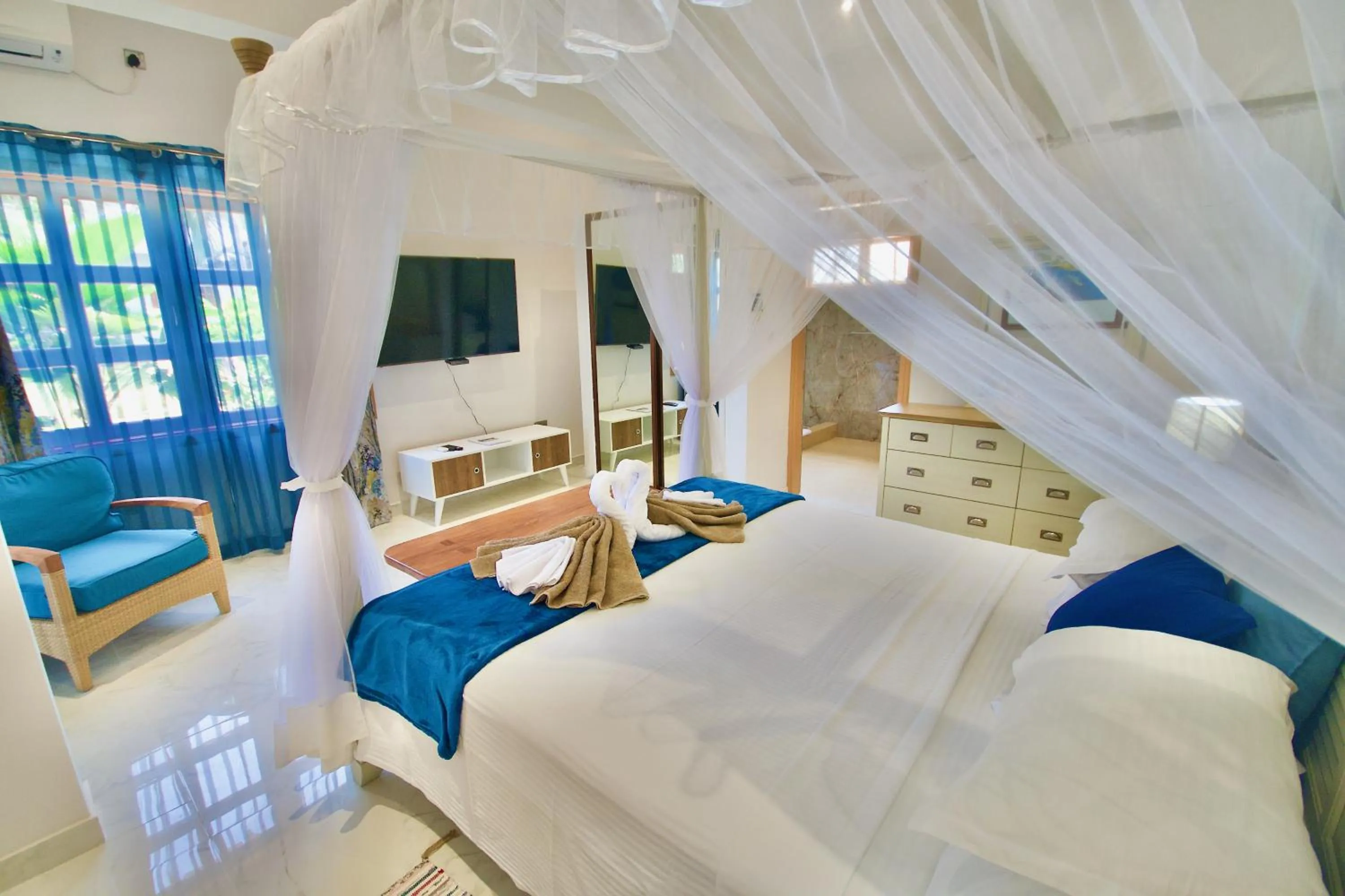 Bed in SEA SPLASH SELF CATERING And La Petite Maison
