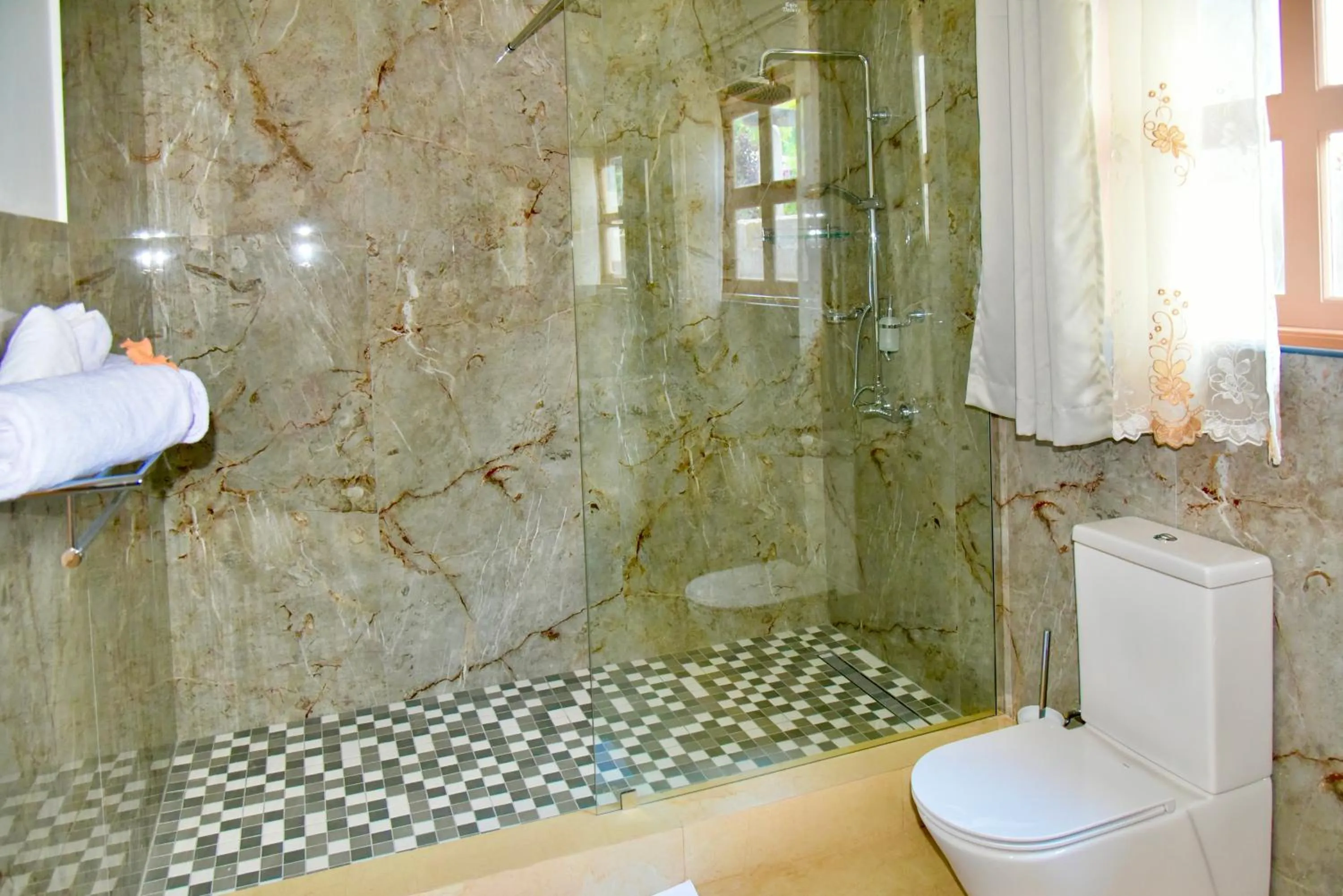 Shower in SEA SPLASH SELF CATERING And La Petite Maison