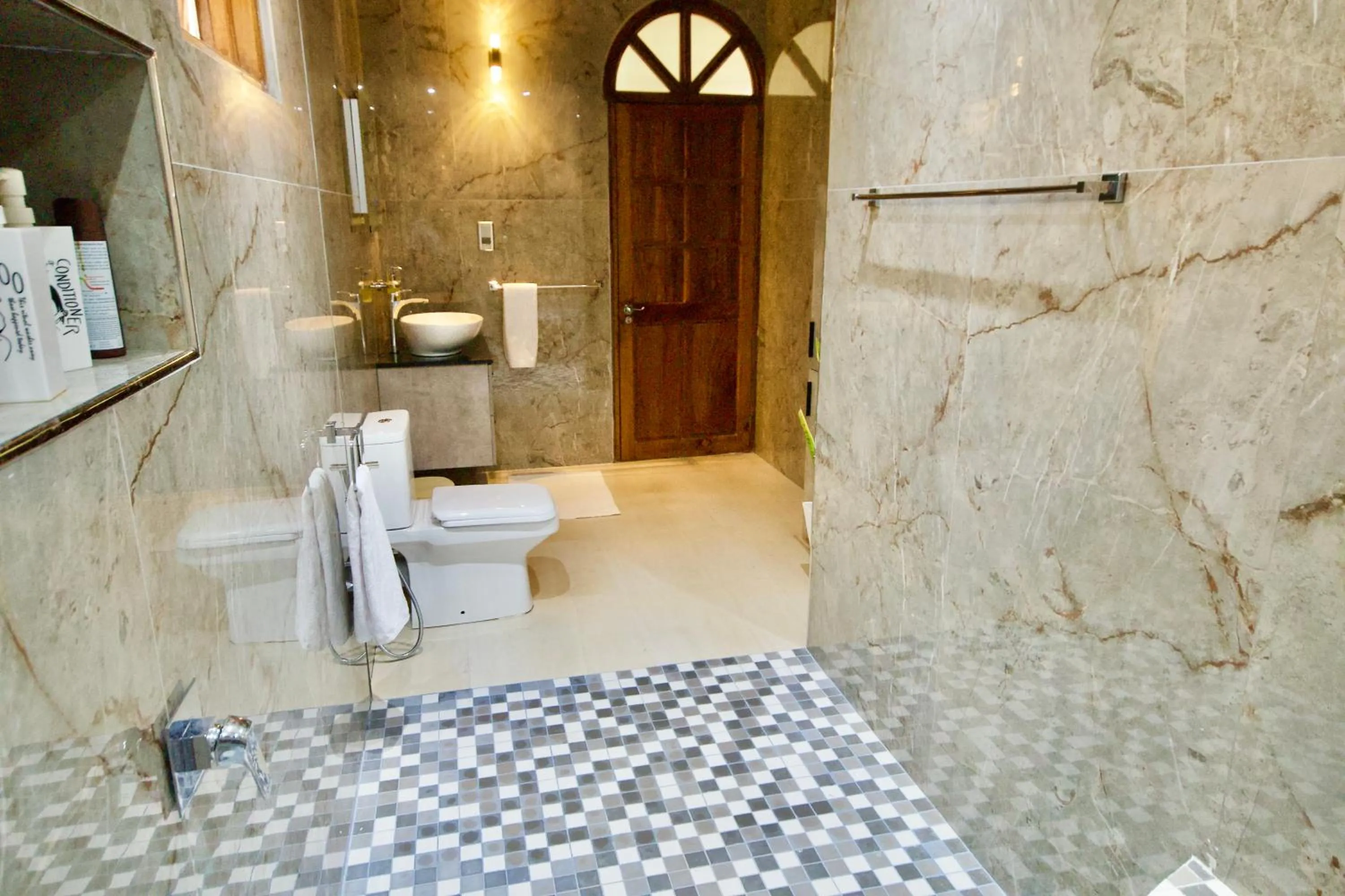 Shower in SEA SPLASH SELF CATERING And La Petite Maison