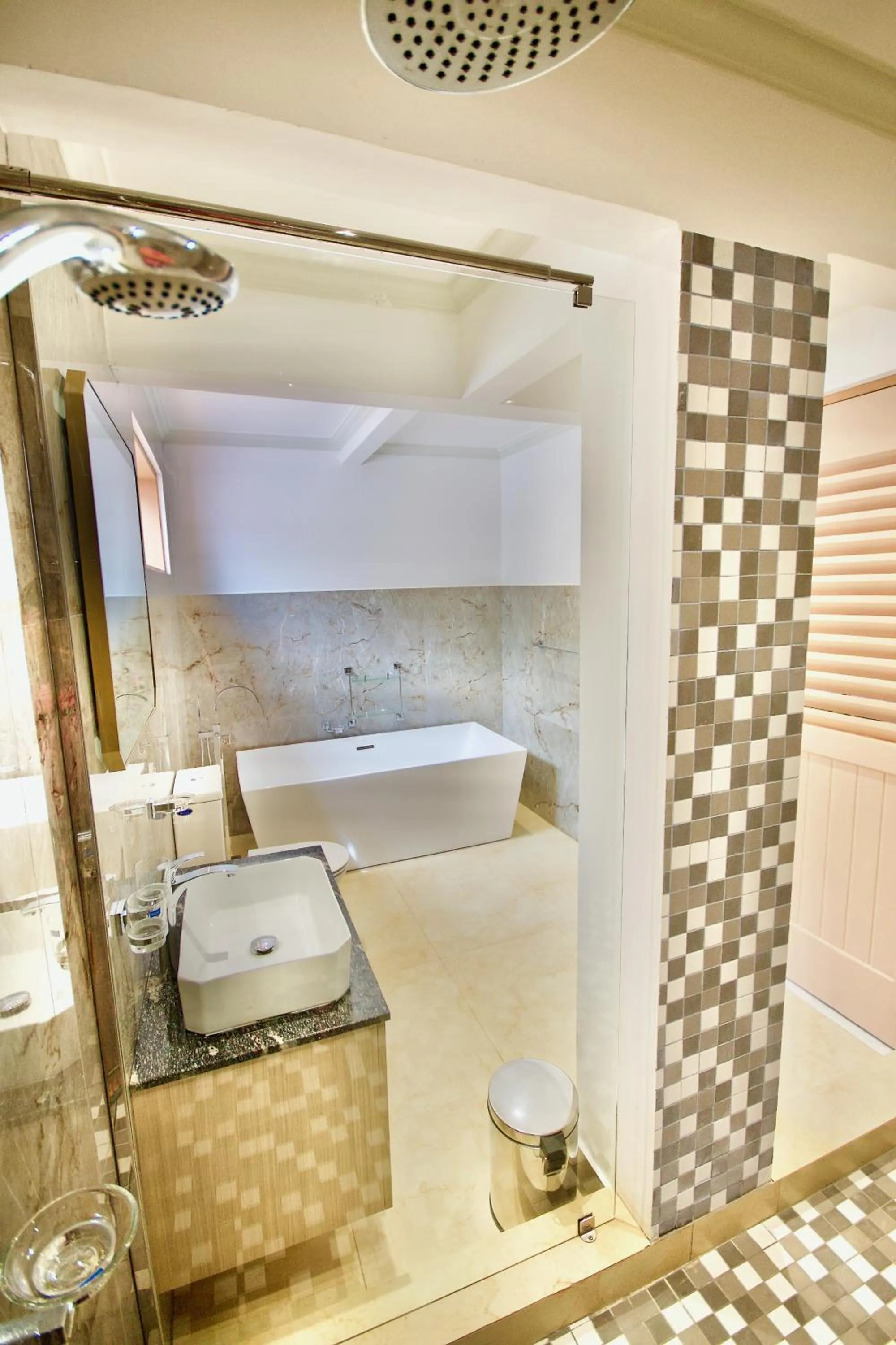 Shower in SEA SPLASH SELF CATERING And La Petite Maison