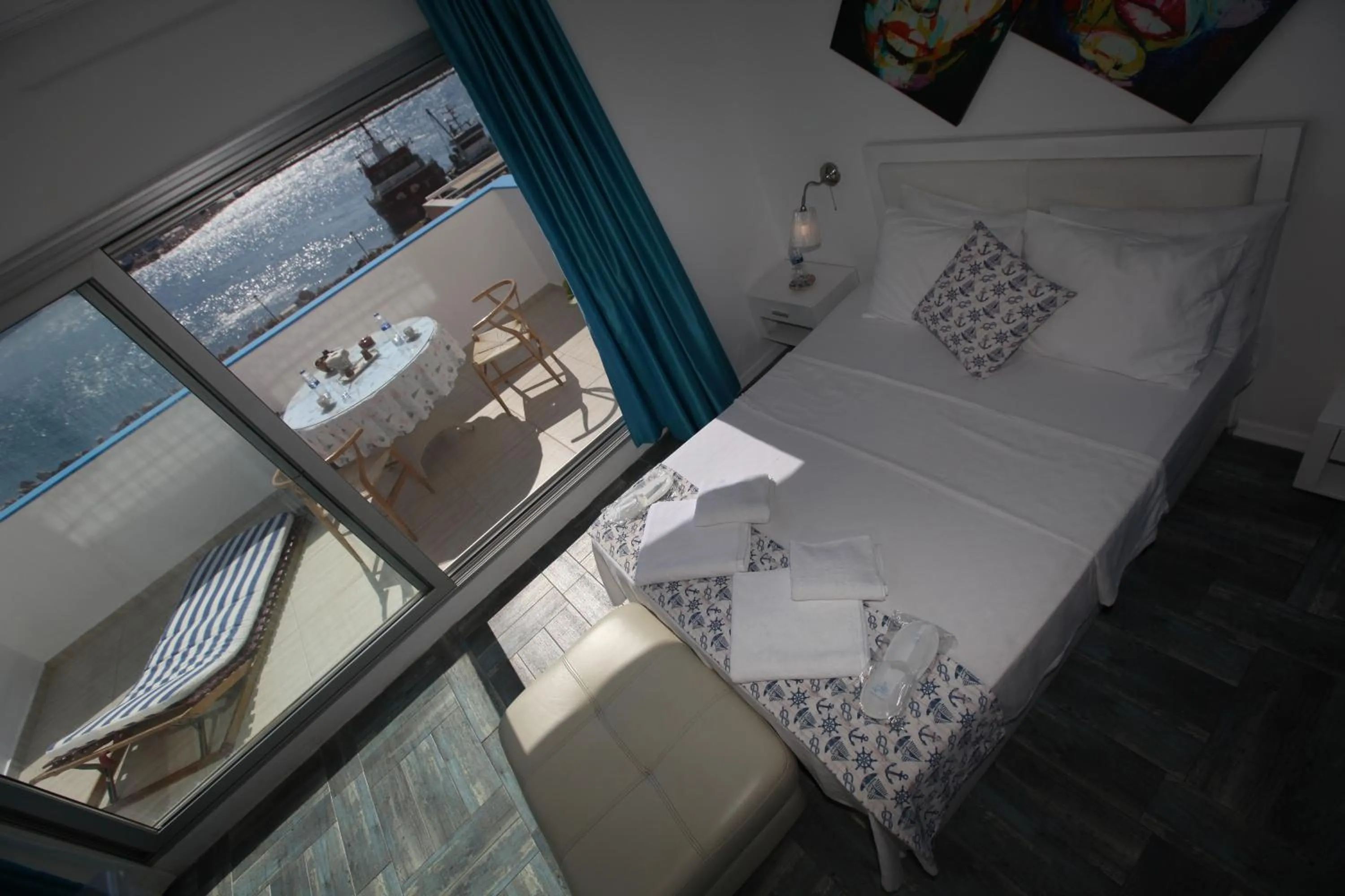 Balcony/Terrace, Bed in Larimar Hotel Cesme
