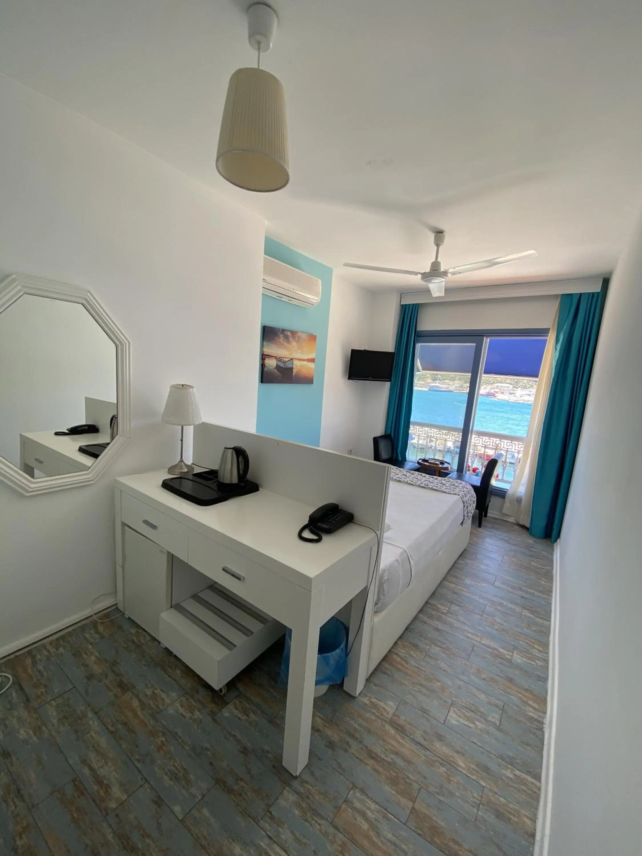 Living room, Bed in Larimar Hotel Cesme