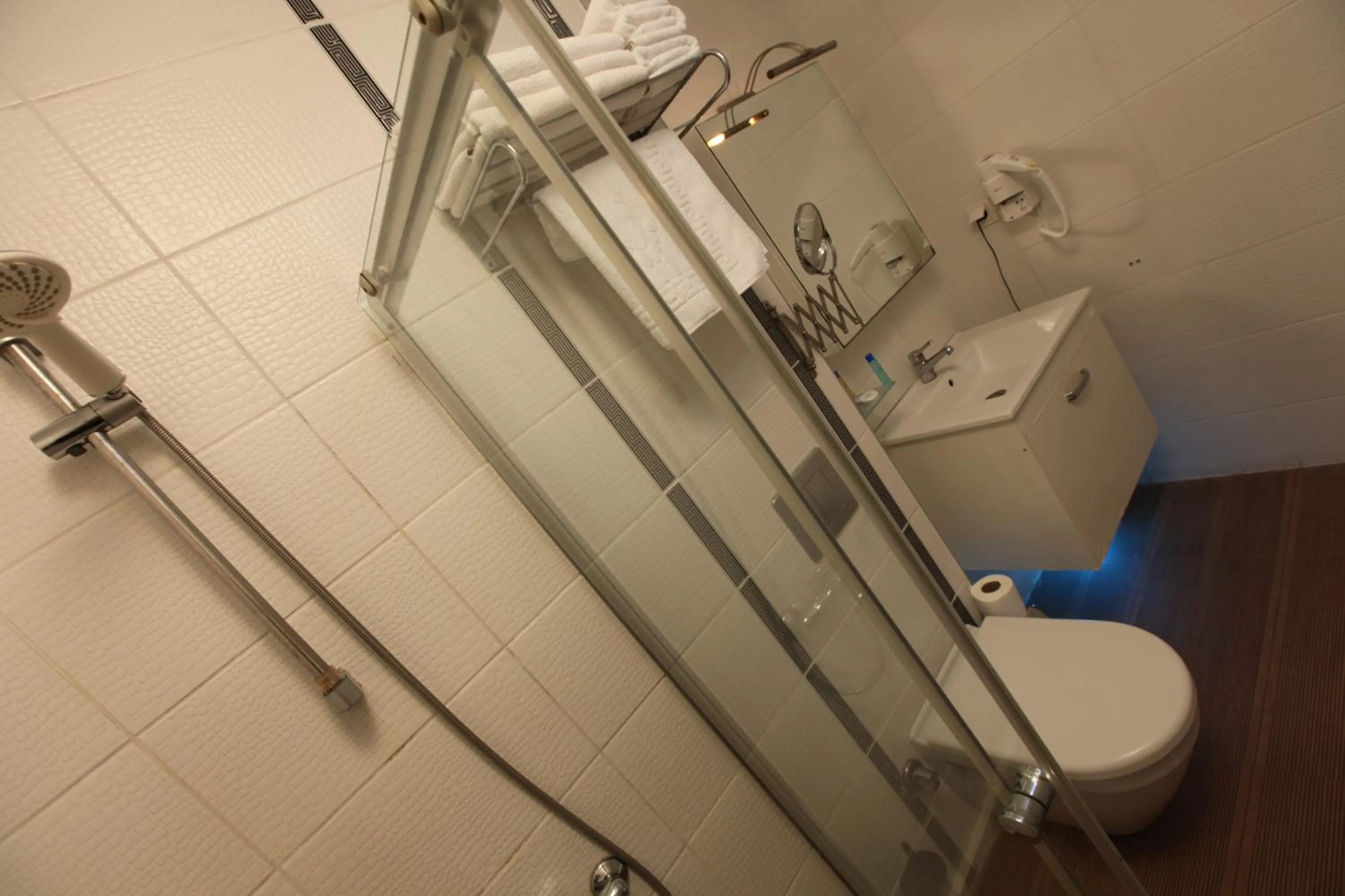 Shower in Larimar Hotel Cesme