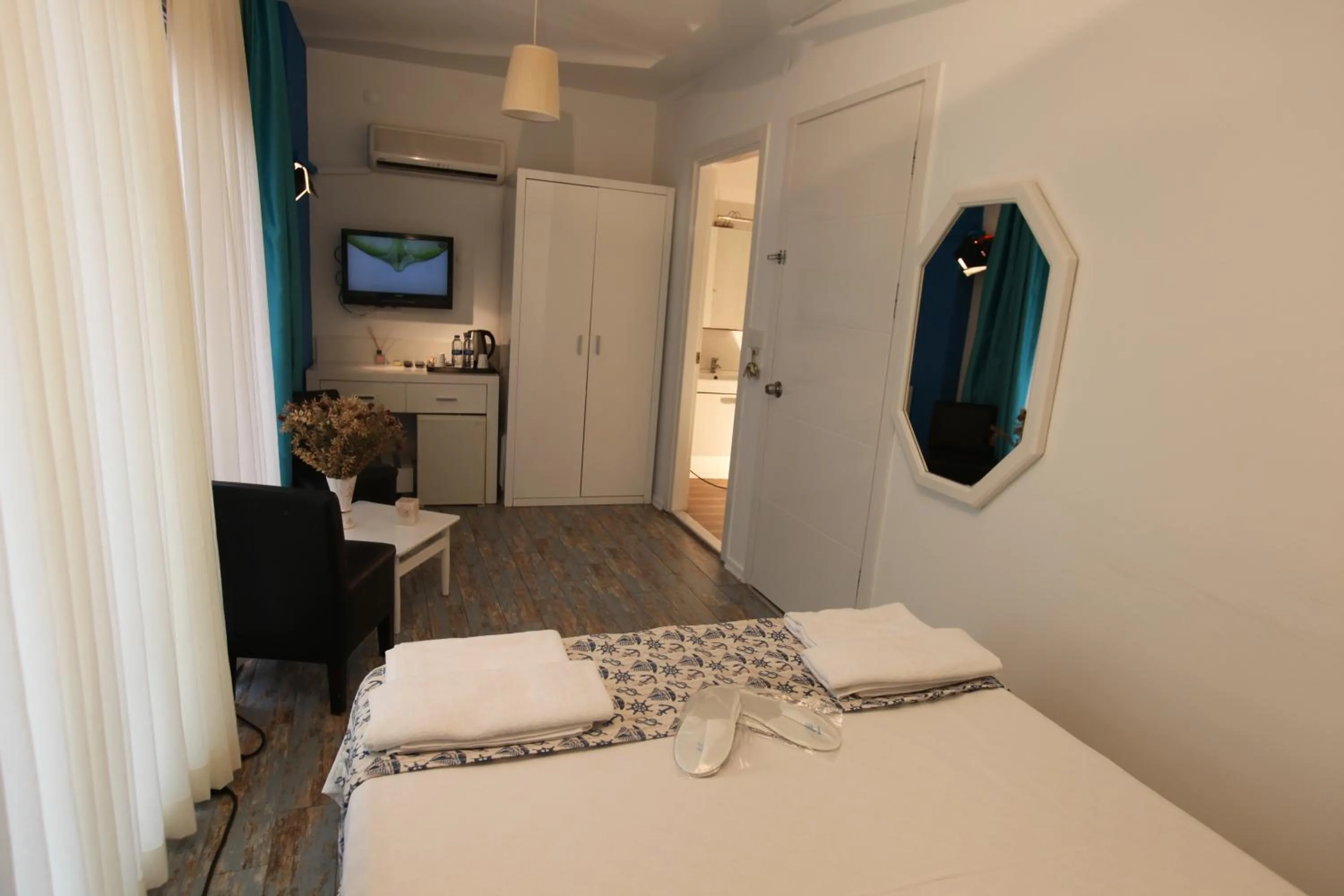 Photo of the whole room, Bed in Larimar Hotel Cesme