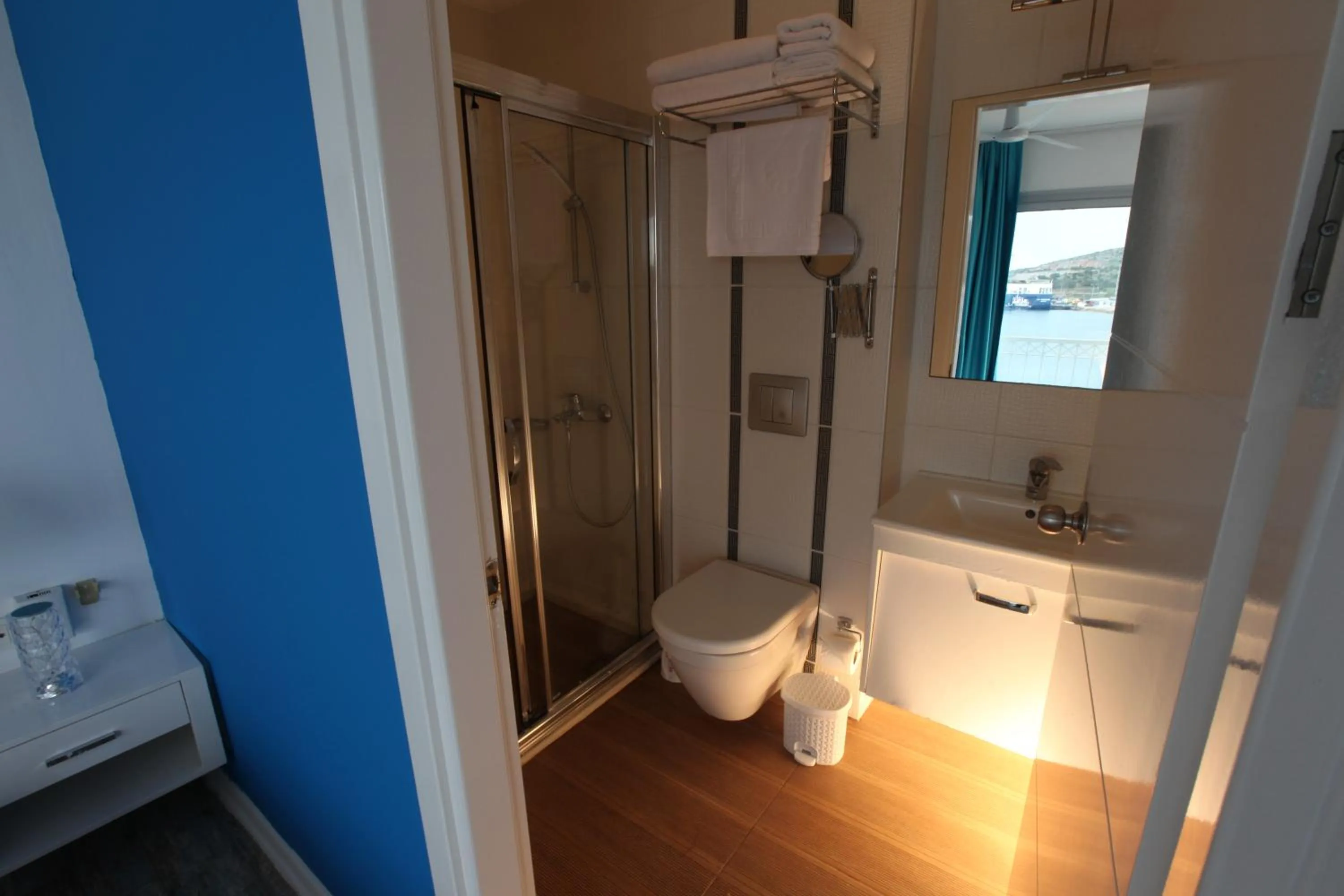 Shower in Larimar Hotel Cesme