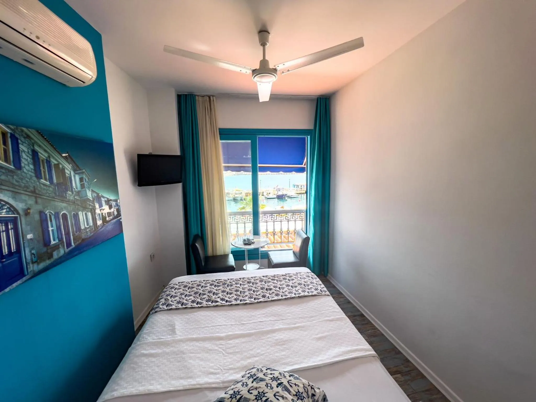 Photo of the whole room, Bed in Larimar Hotel Cesme