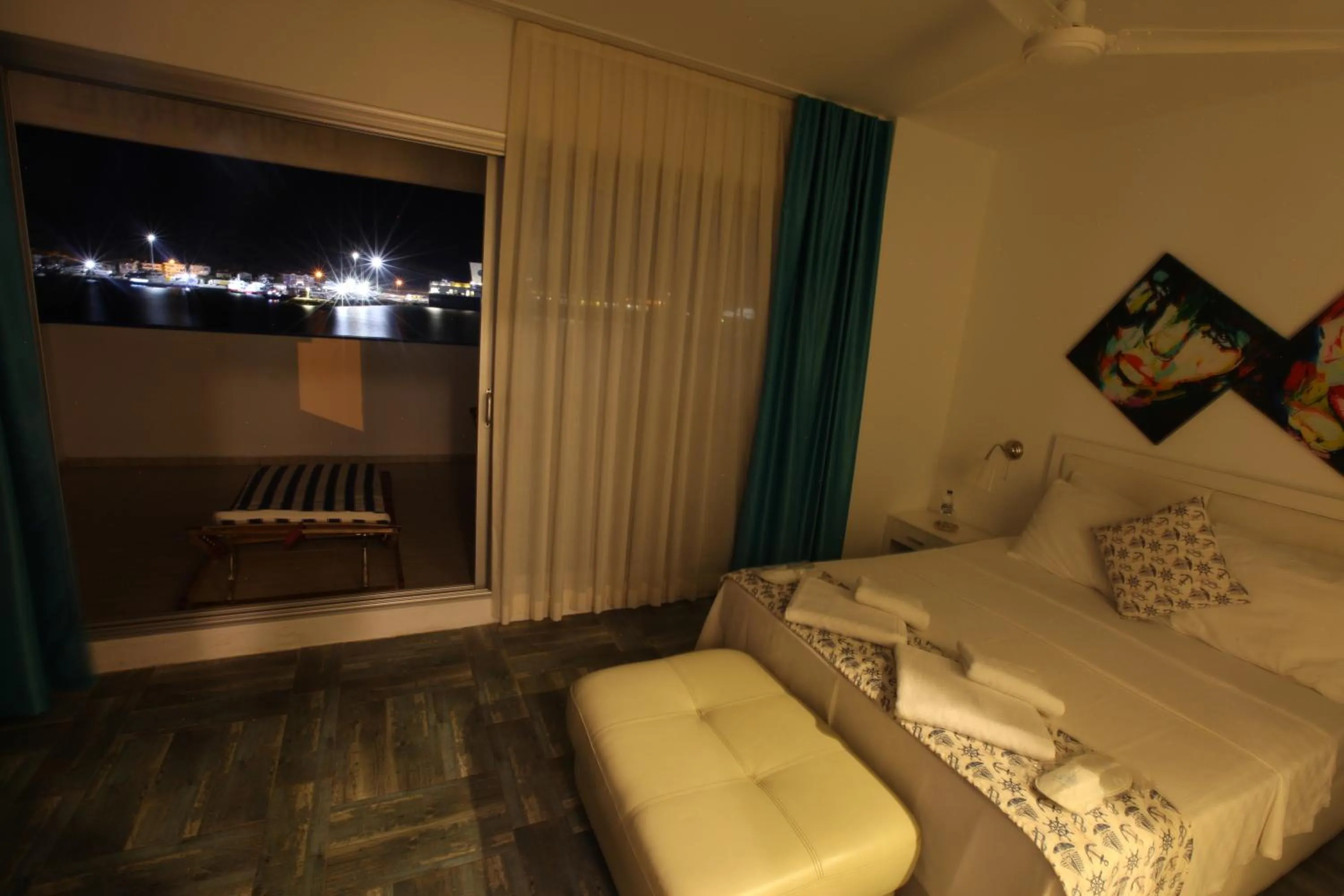 Night, Bed in Larimar Hotel Cesme