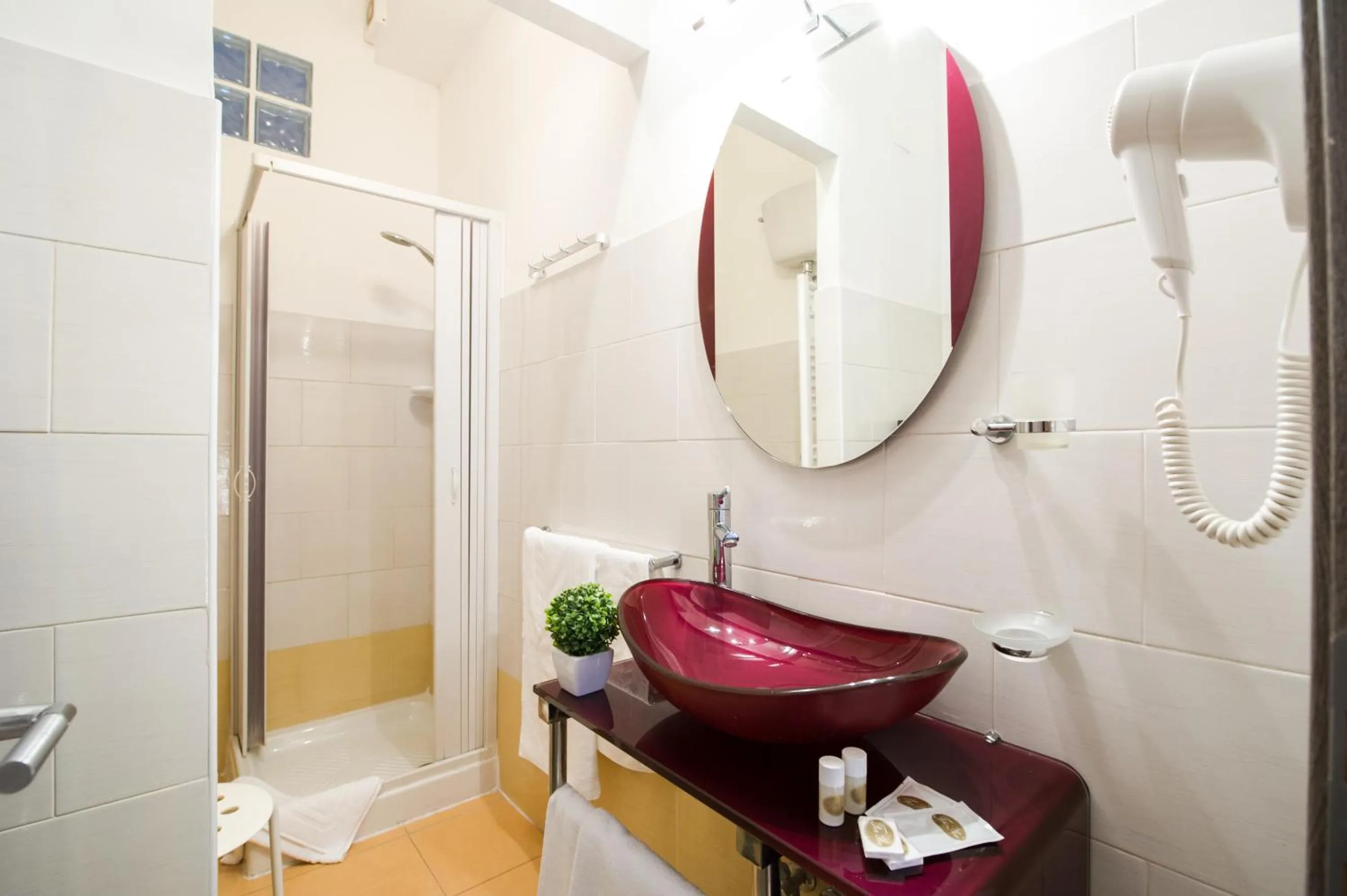 Shower in Domus Fabiola - Vaticano