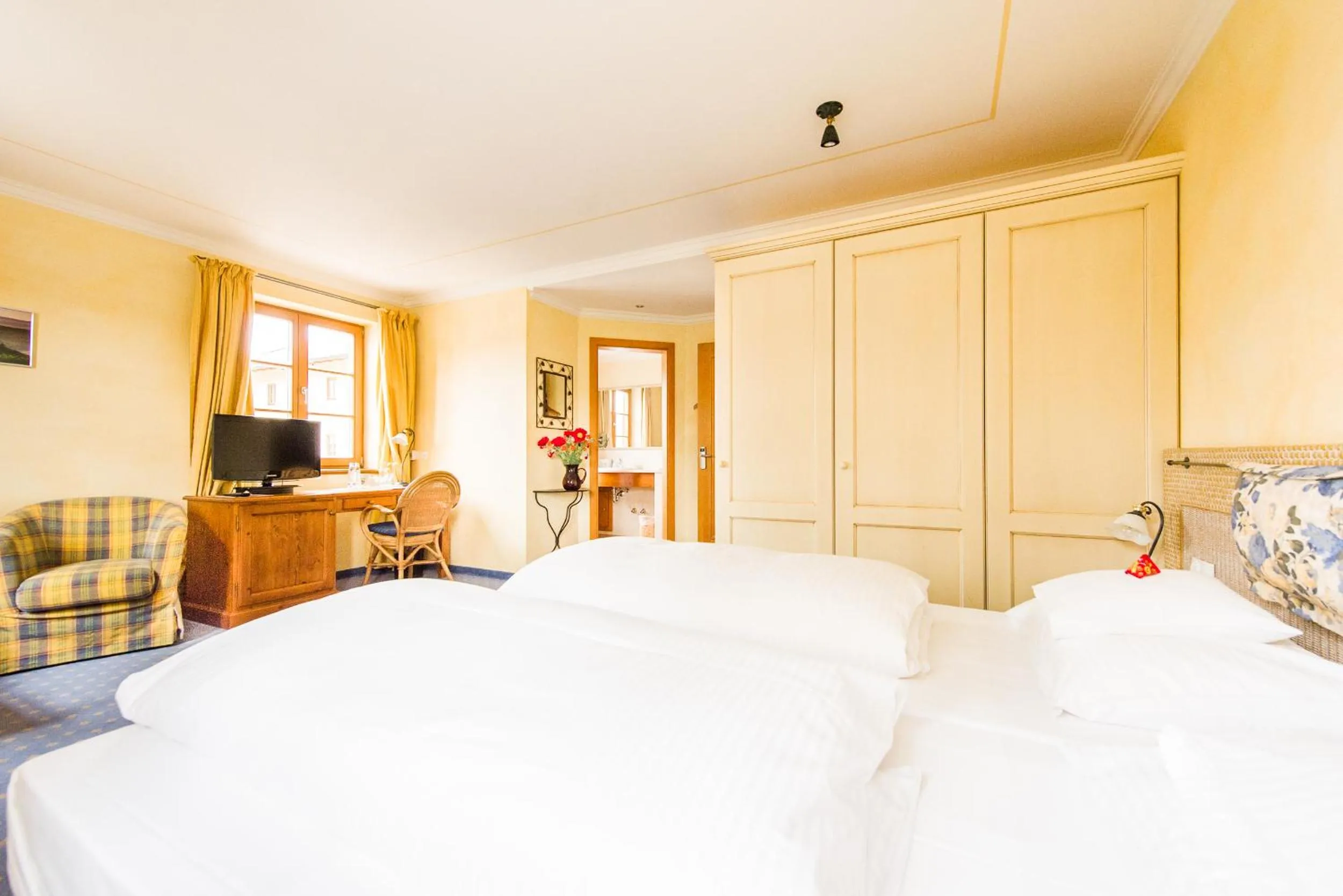 Photo of the whole room, Bed in Hotel und Landgasthof Altwirt