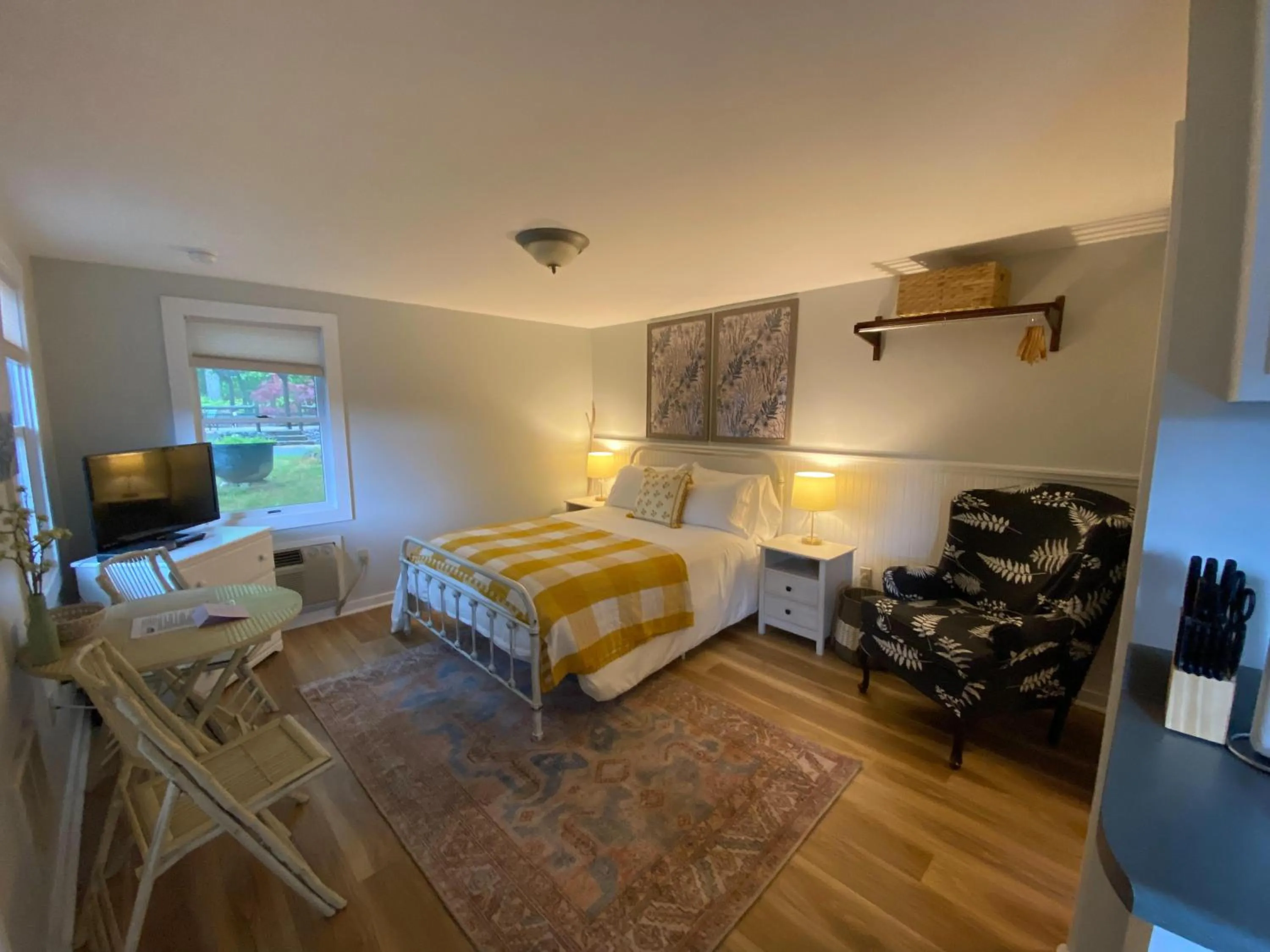 Photo of the whole room, Bed in Hanscom's Motel & Cottages