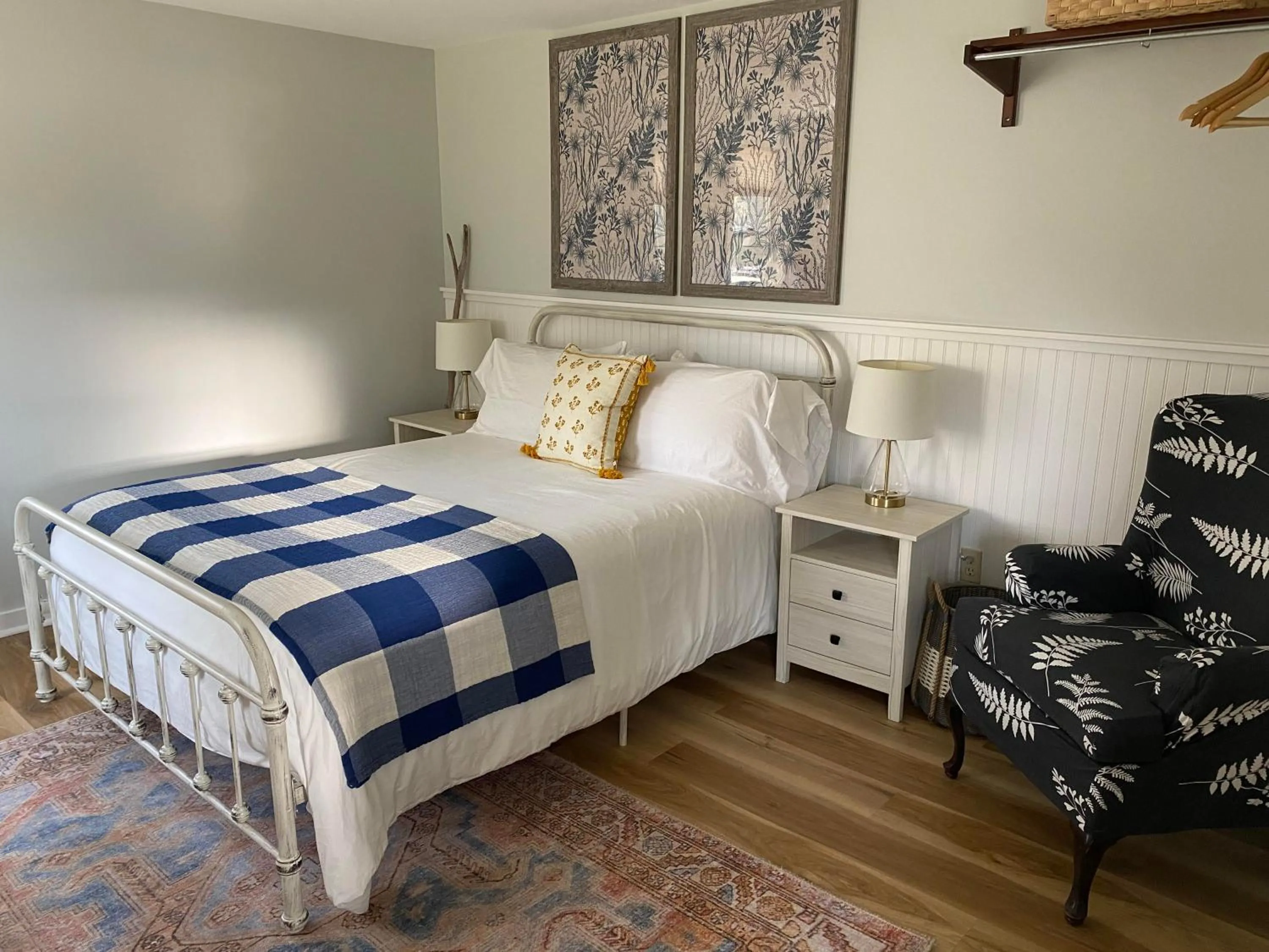 Bed in Hanscom's Motel & Cottages