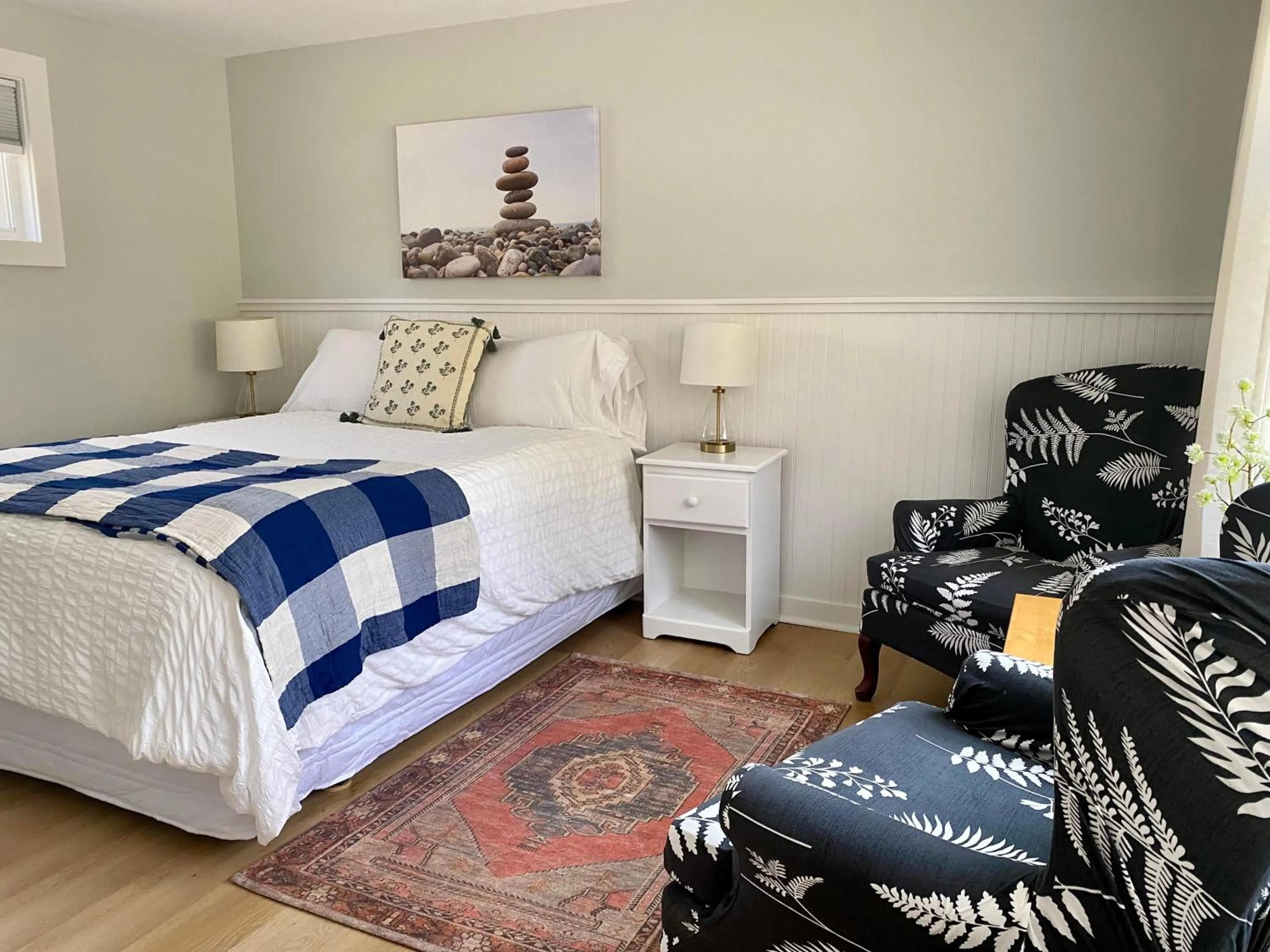 Photo of the whole room, Bed in Hanscom's Motel & Cottages