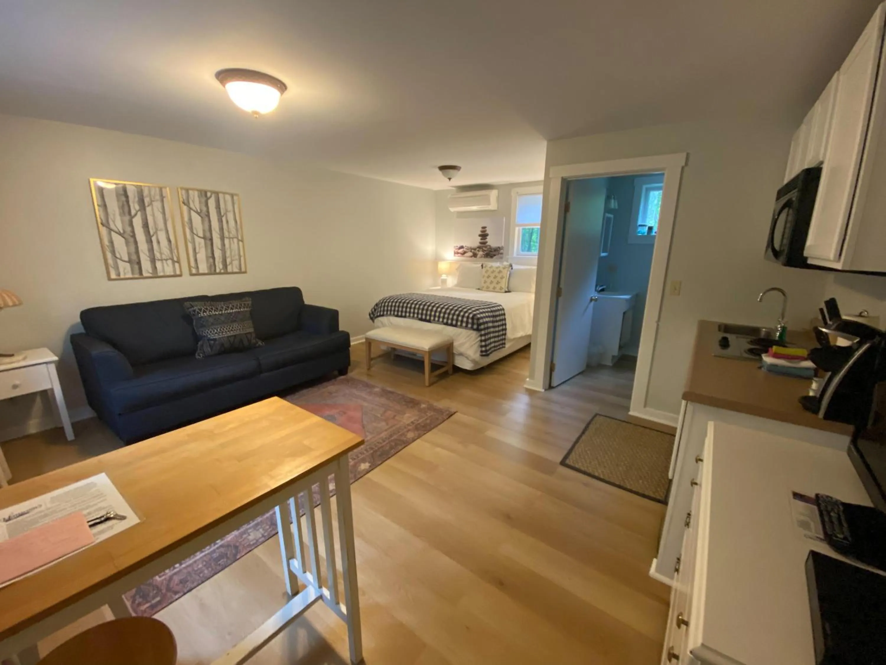 Photo of the whole room, Bed in Hanscom's Motel & Cottages