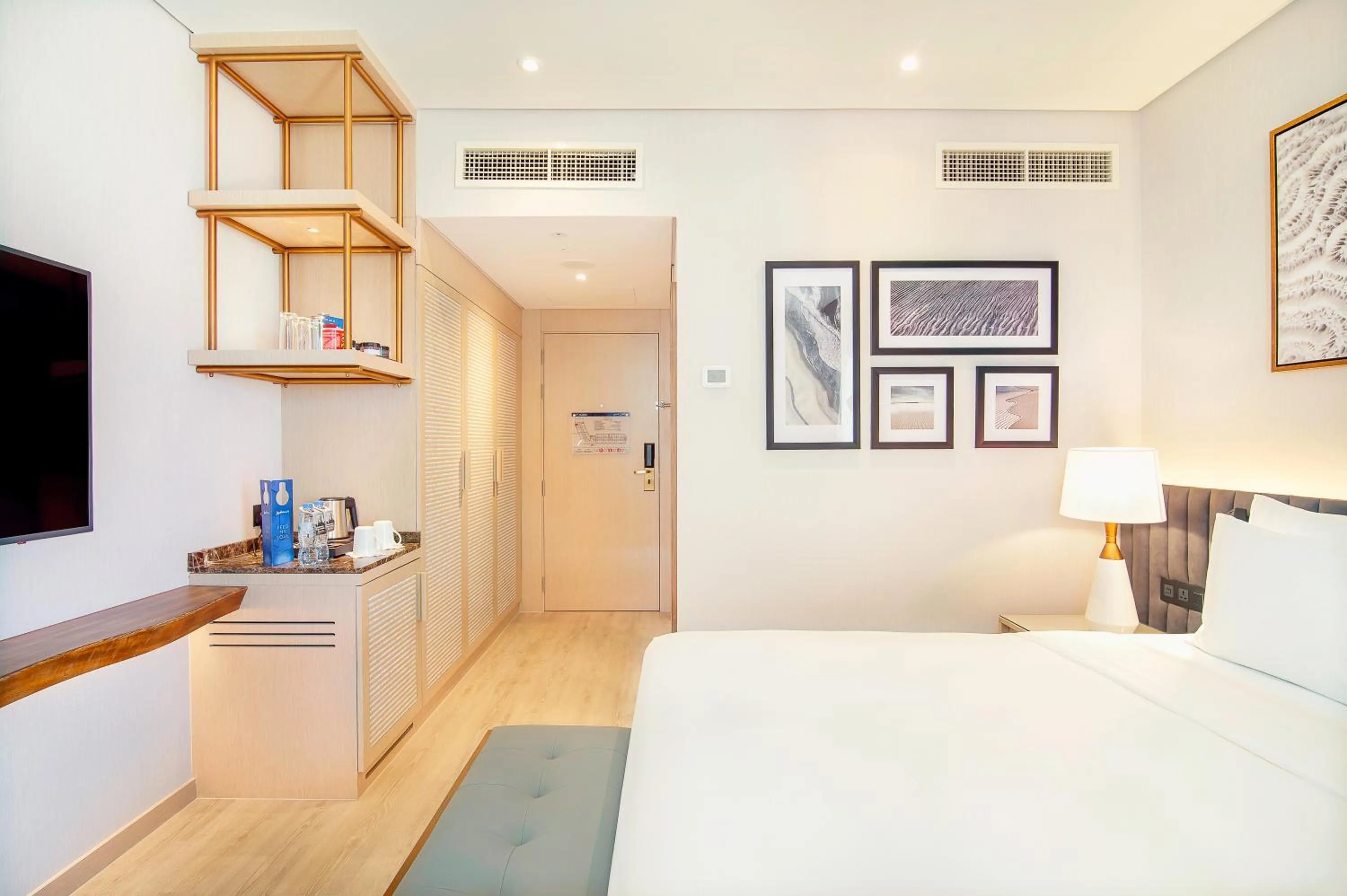 TV and multimedia, Bed in Radisson Blu Hotel & Resort, Abu Dhabi Corniche