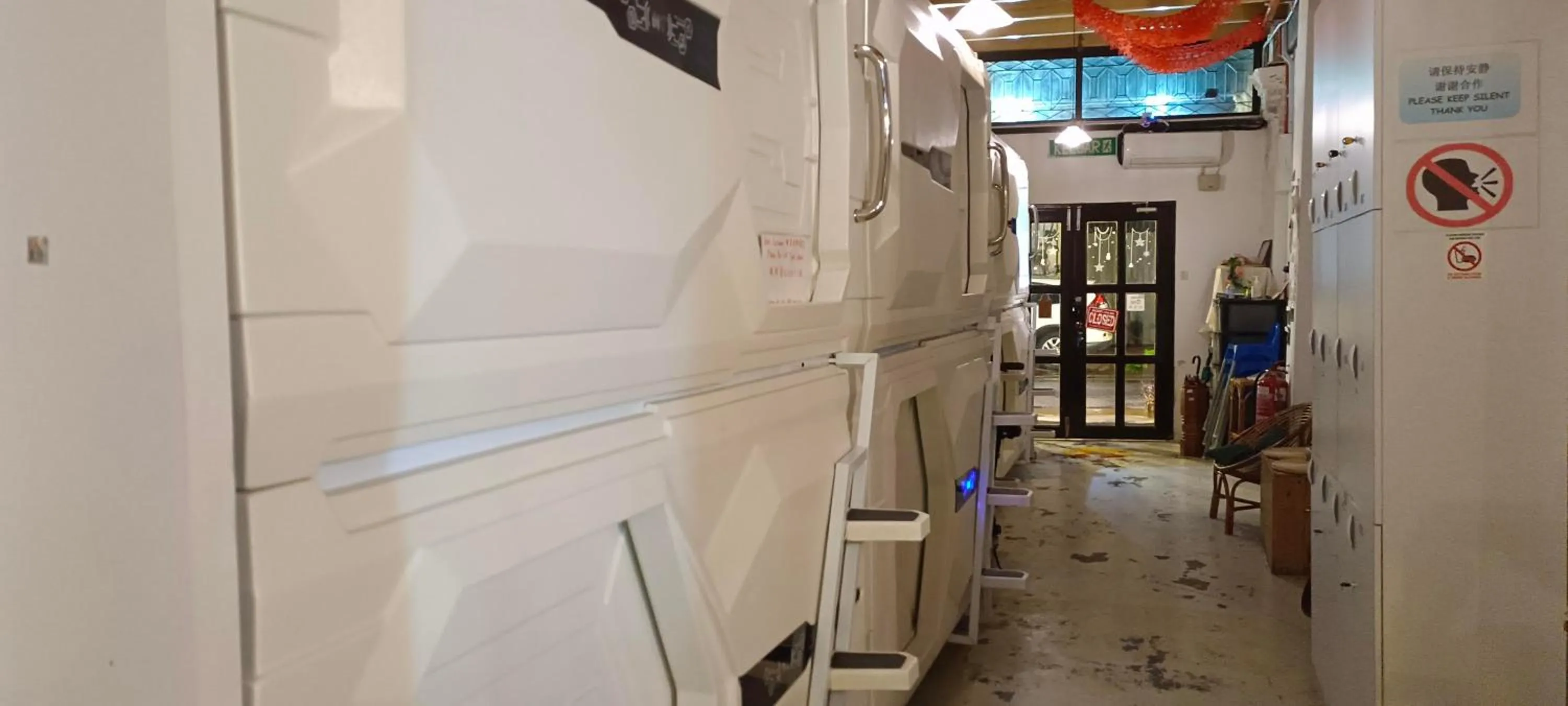 Vspace Guesthouse Capsule & Cafe