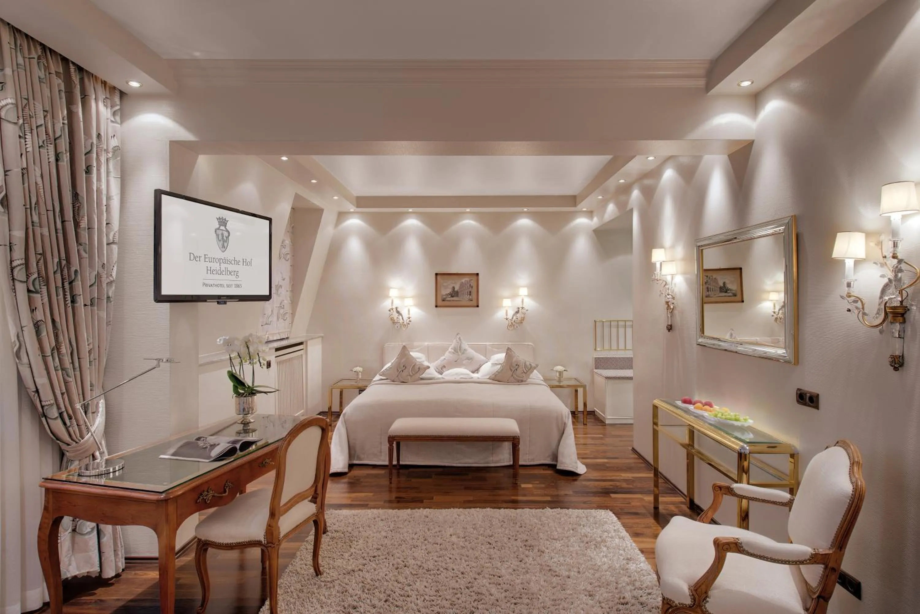 Seating area, Bed in Hotel Europäischer Hof Heidelberg, Bestes Hotel Deutschlands in historischer Architektur