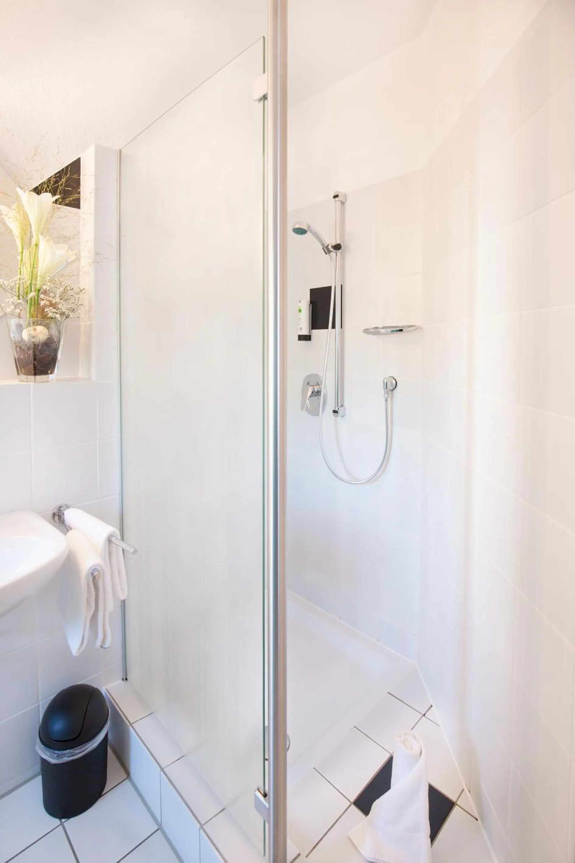 Shower in Montana Trend Hotel Lehrte