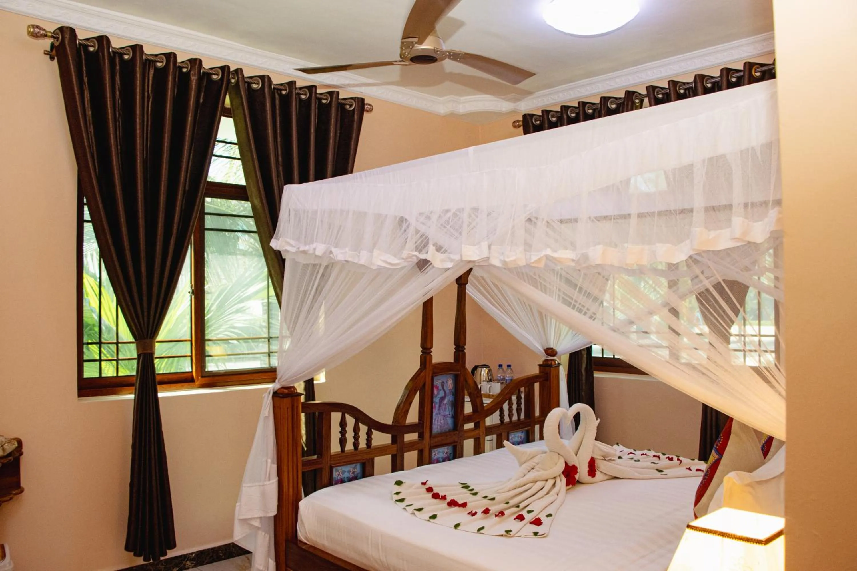 Bed in Sunny Palms Beach Bungalows