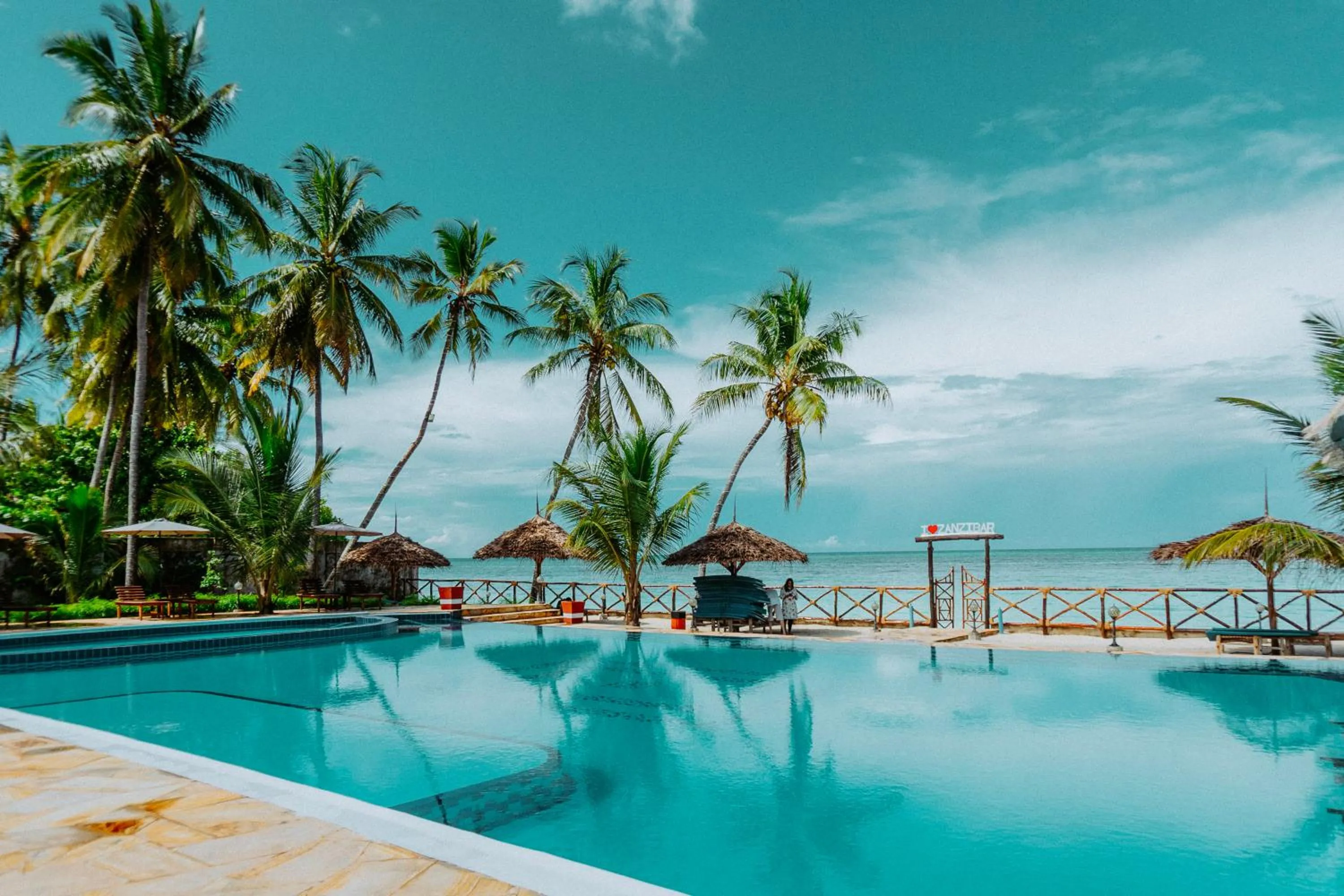 Swimming pool in Sunny Palms Beach Bungalows