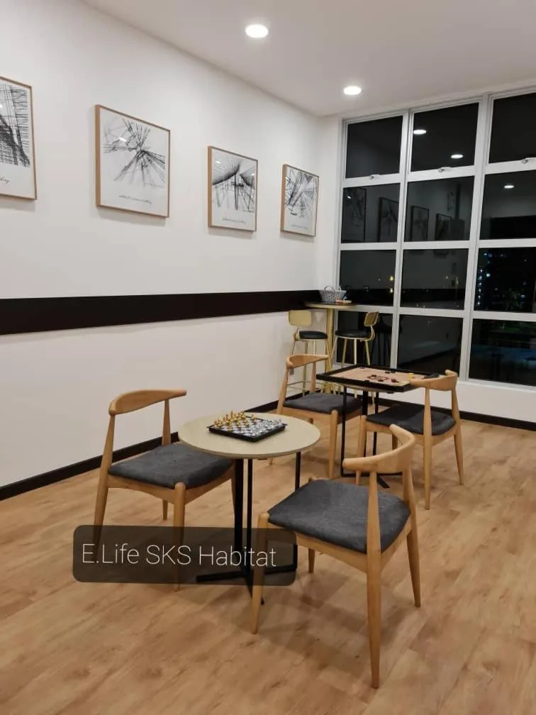 Lounge or bar in E Life SKS Habitat With WiFi Netflix