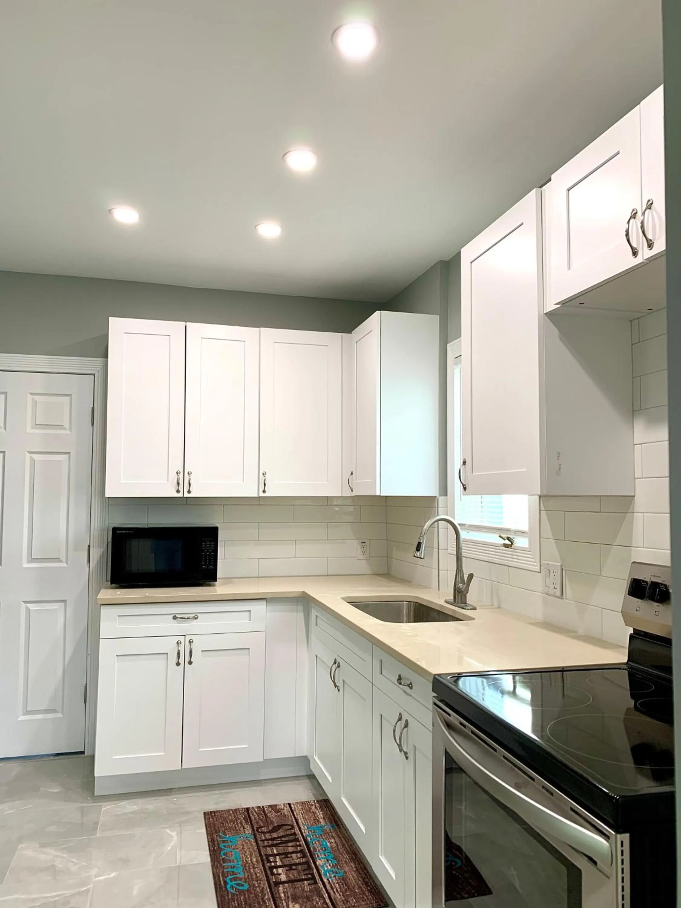 Kitchen or kitchenette in The Oakwood Cottage- With Private Yard & Parking, Minutes From Falls & Casino by Niagara Hospitality