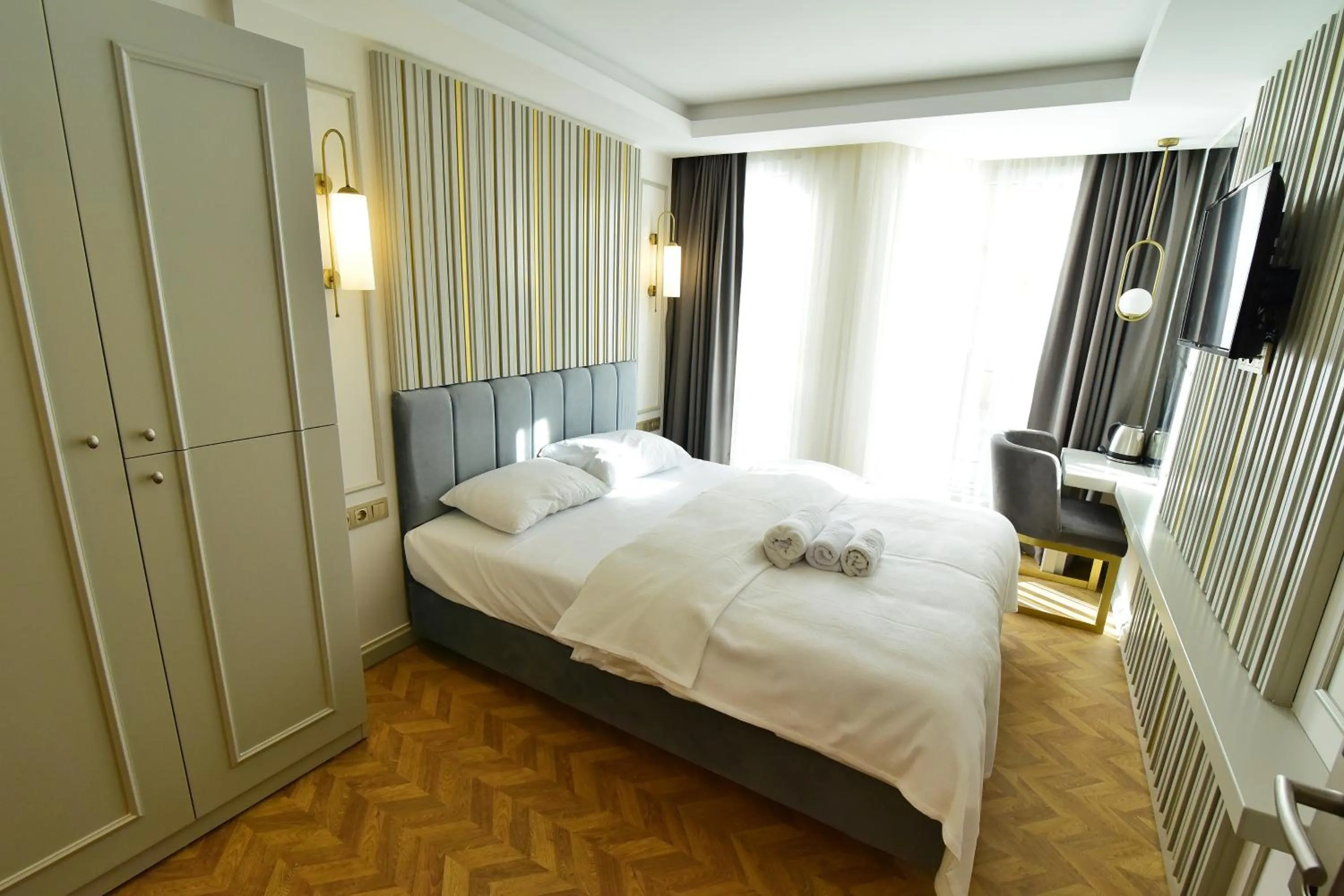 Photo of the whole room, Bed in Serai Hotel