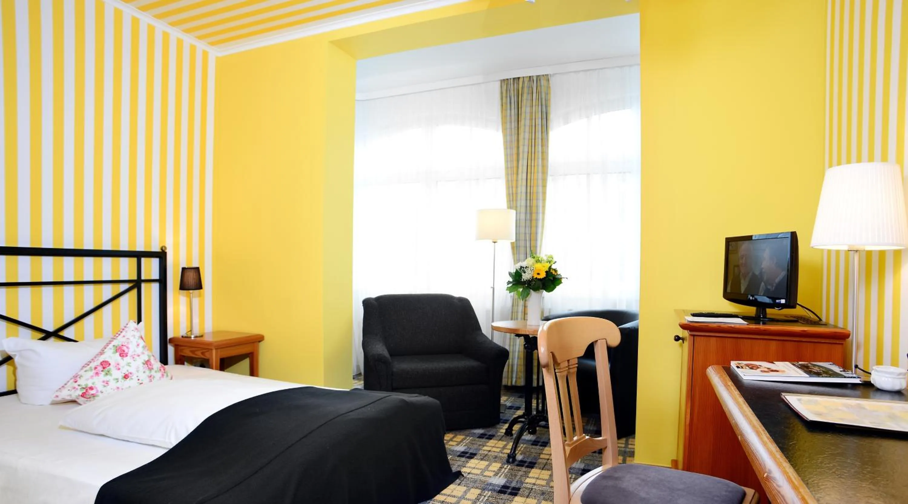 Photo of the whole room, Bed in Hotel Schieferhof - GlasLUST