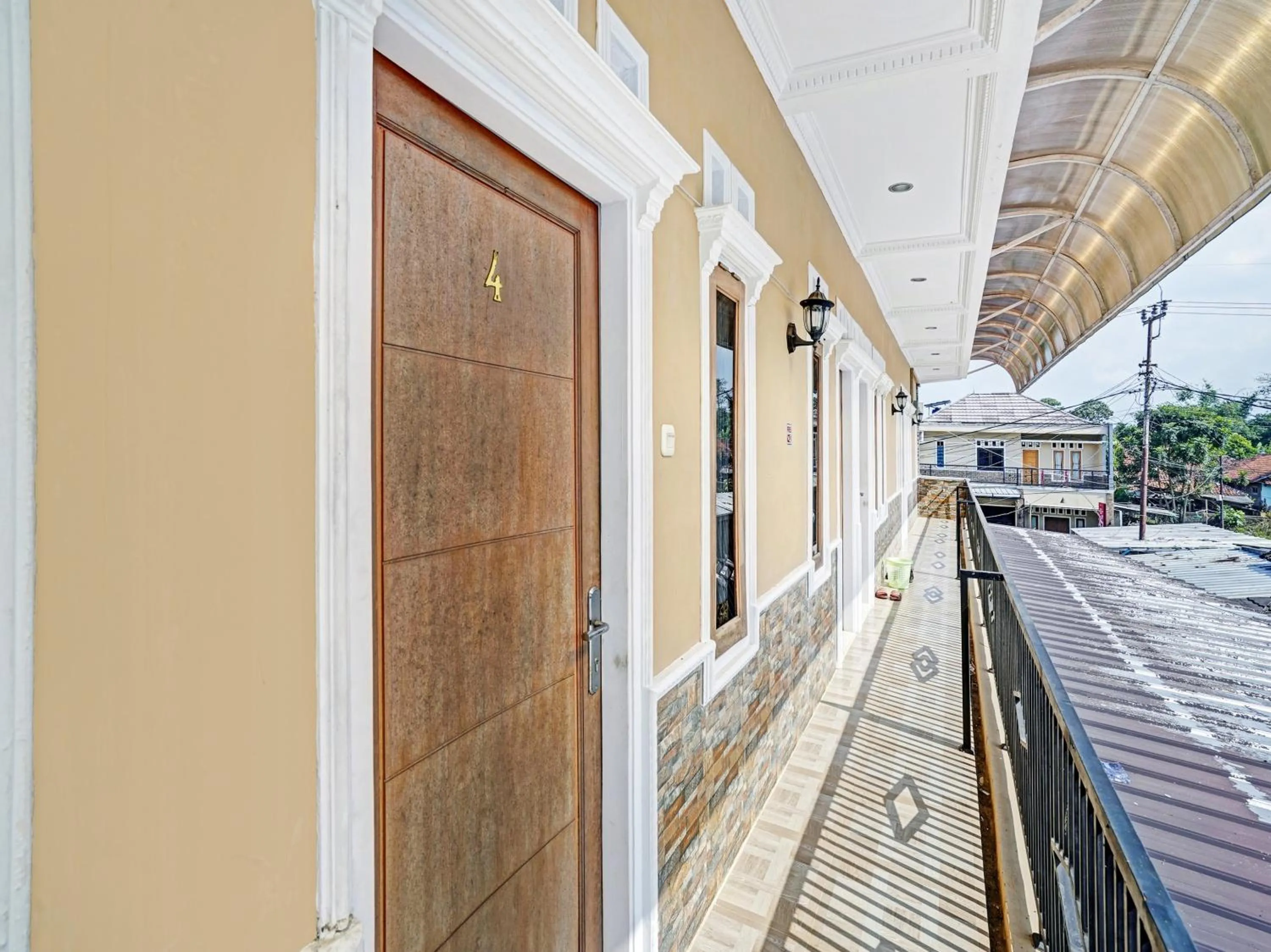 Balcony/Terrace in OYO 90416 Wisma Wayang Ajen Syariah