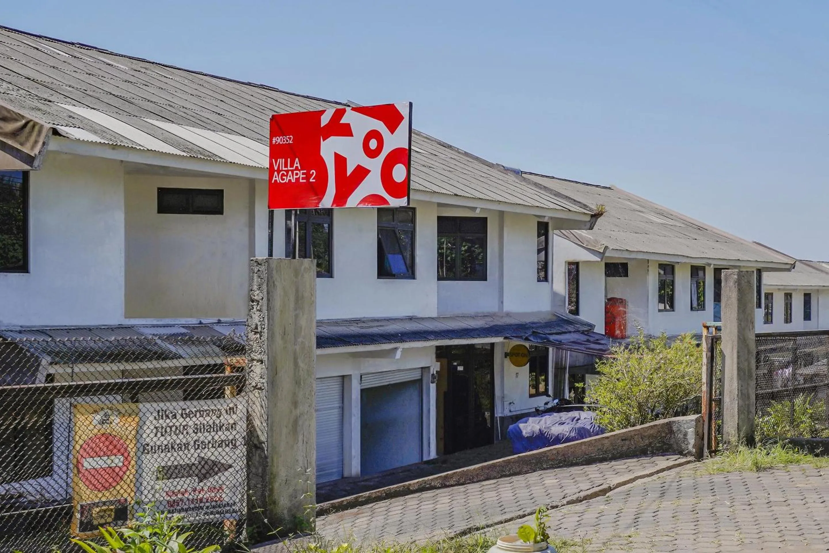 Facade/entrance in OYO 90352 Villa Agape 2