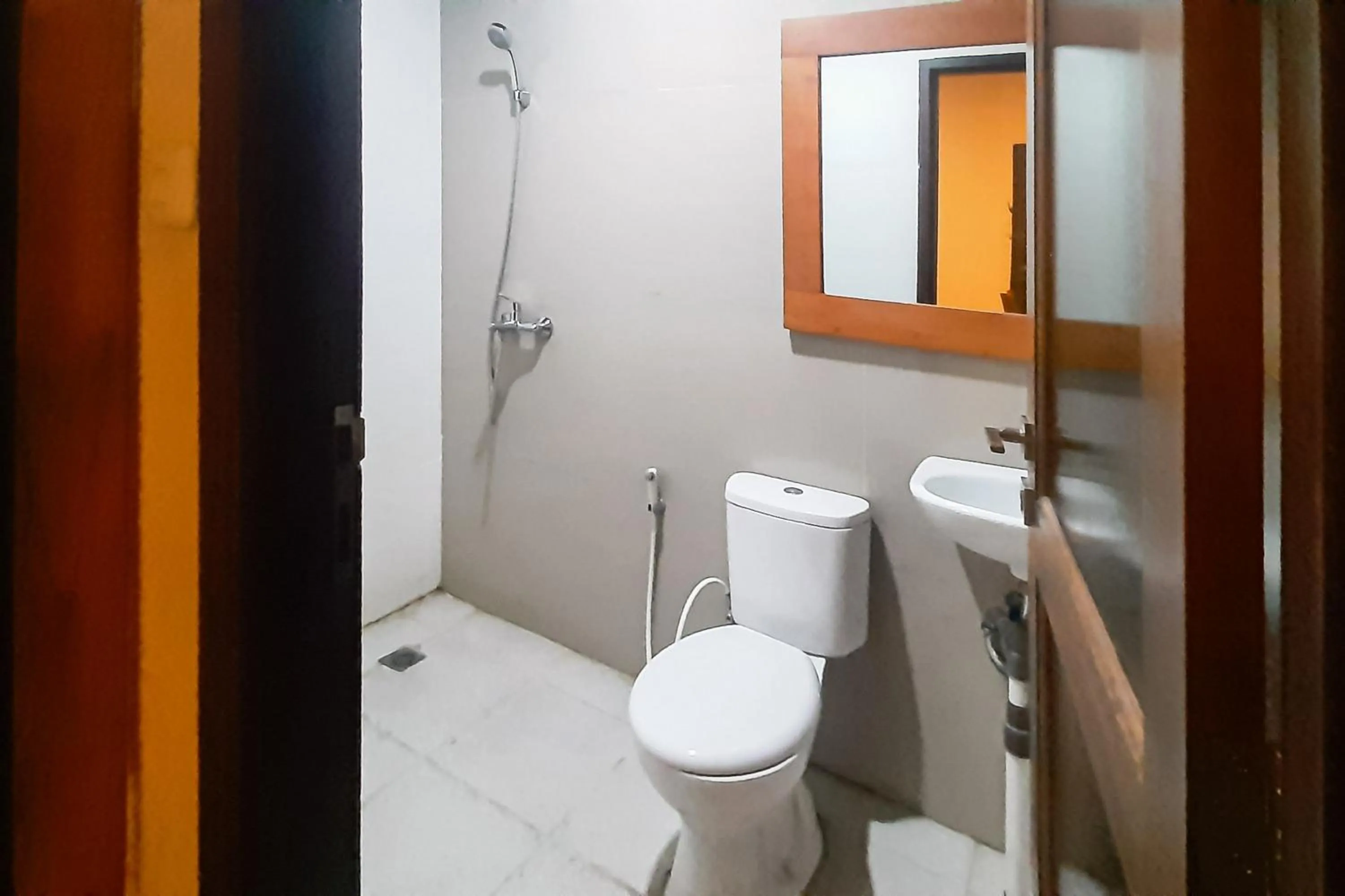 Bathroom in Urbanview Remington Hotel By RedDoorz Palembang
