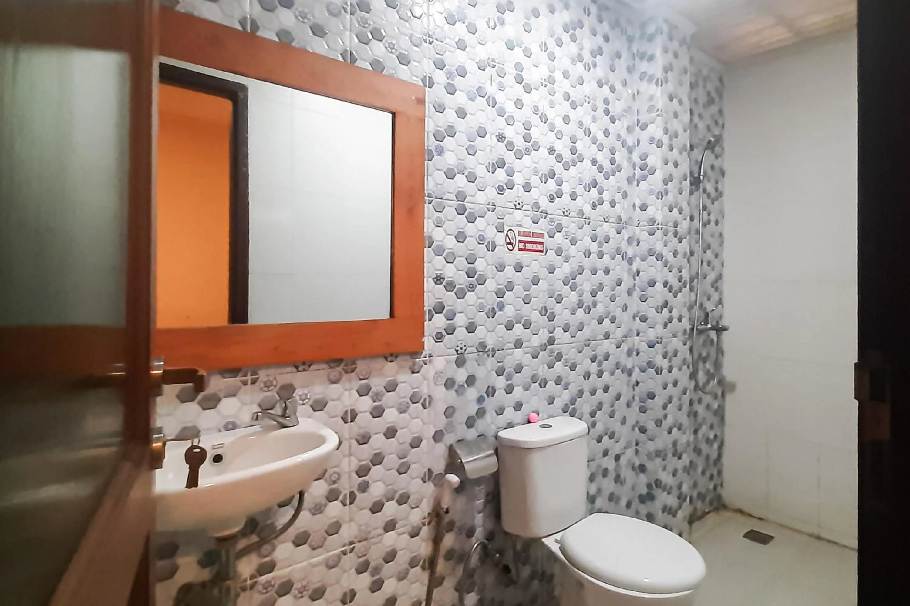 Bathroom in Urbanview Remington Hotel By RedDoorz Palembang