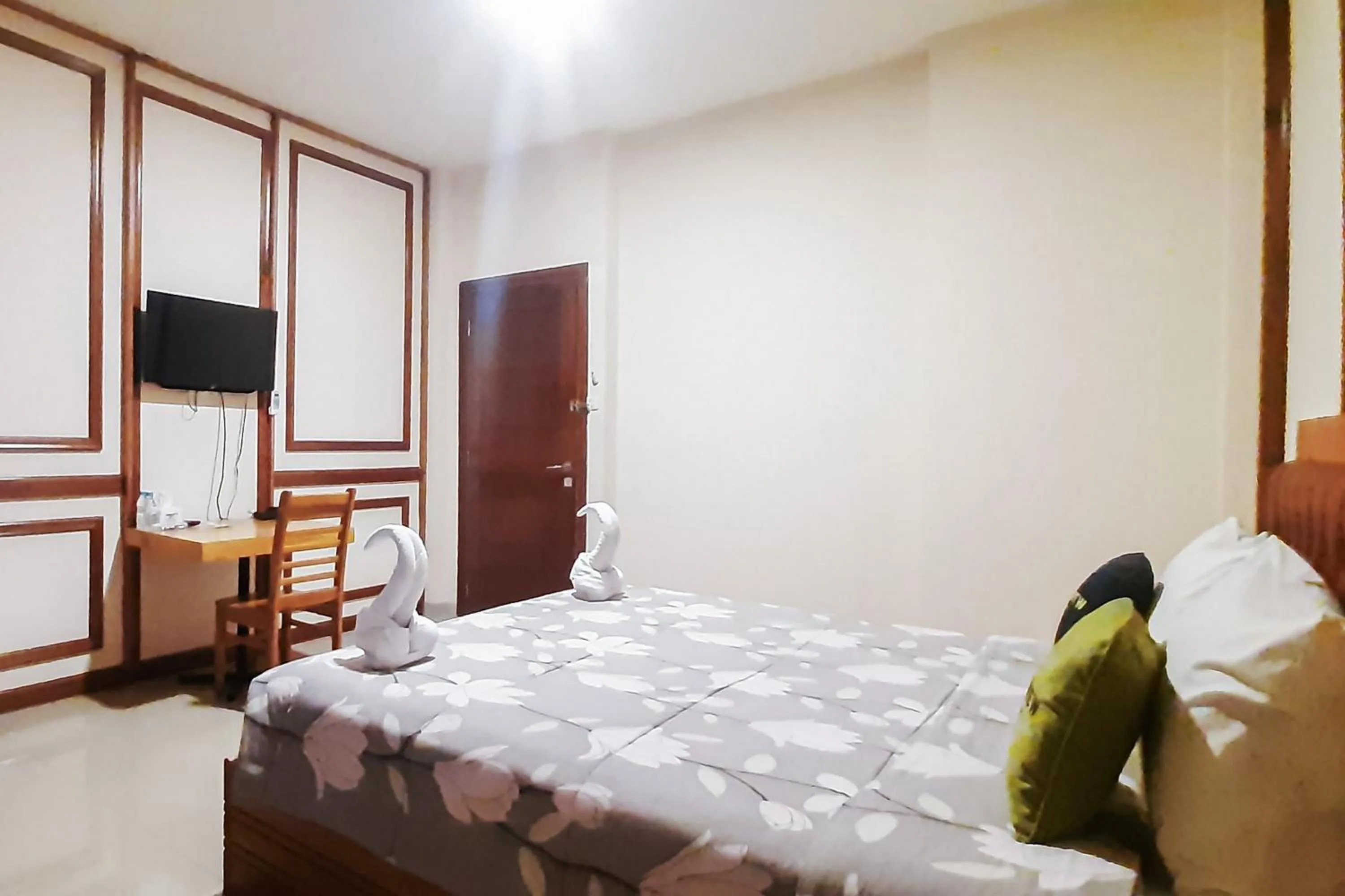 Bedroom, Bed in Urbanview Remington Hotel By RedDoorz Palembang