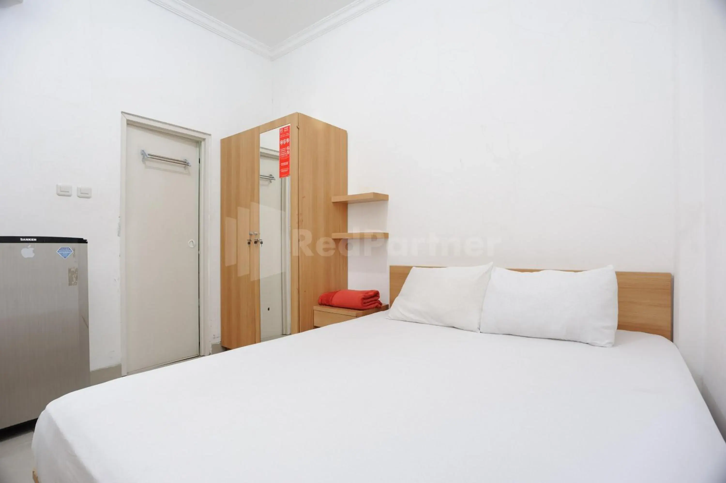 Standard Double Room in Family Residence Mitra RedDoorz Standard Double Room in Family Residence Mitra RedDoorz