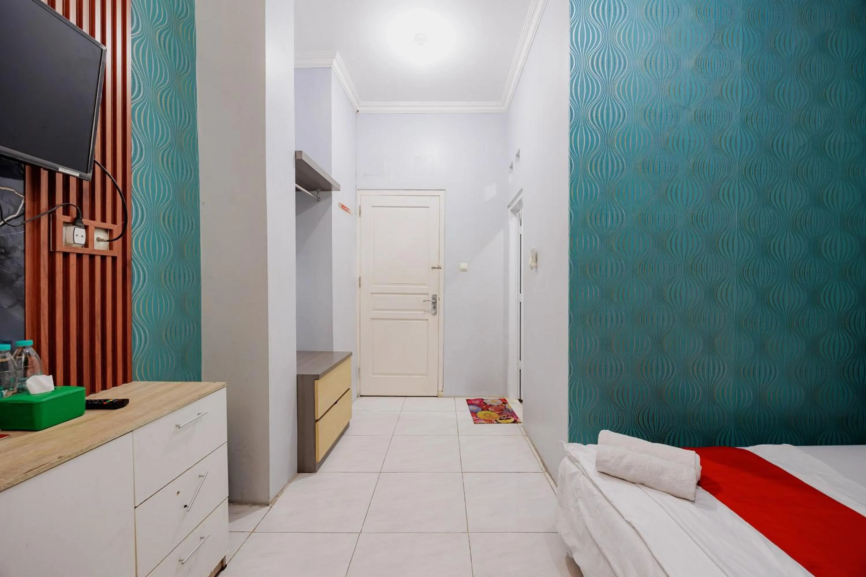 Bedroom, Bed in RedDoorz near Jalan Adi Sucipto Solo