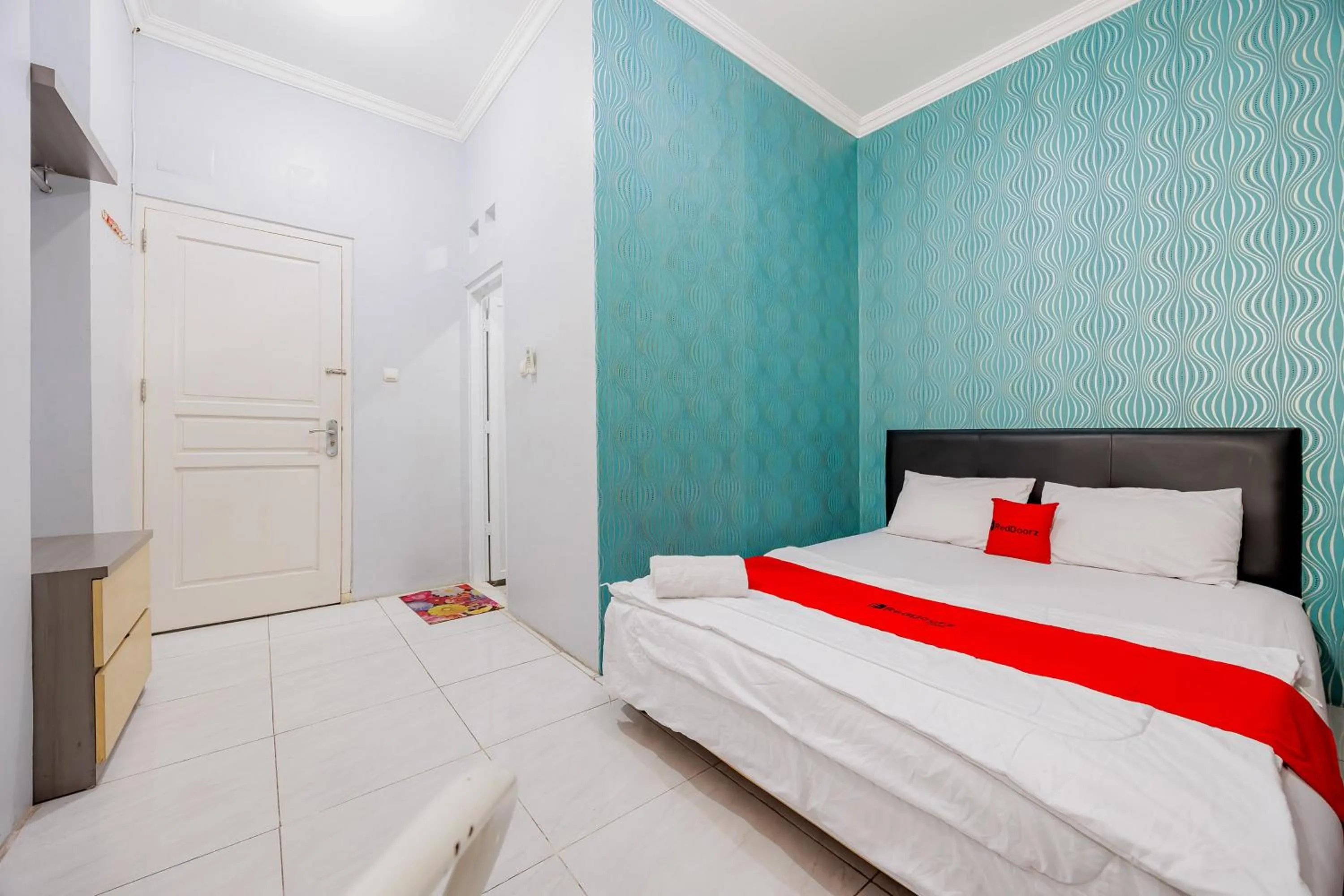 Bedroom, Bed in RedDoorz near Jalan Adi Sucipto Solo
