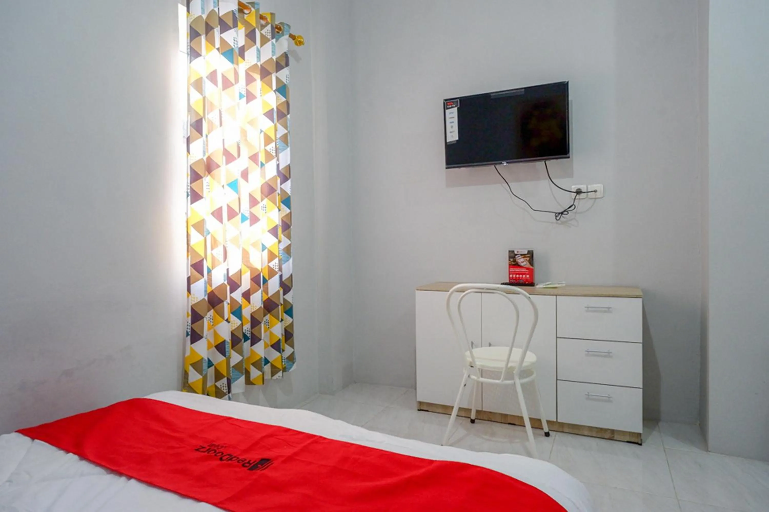 Bedroom, Bed in RedDoorz near Jalan Adi Sucipto Solo