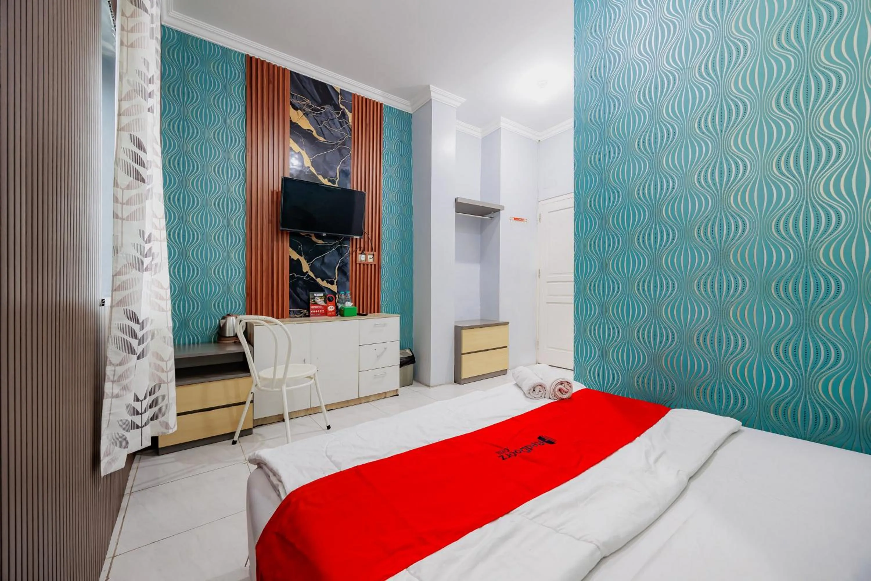 Bedroom, Bed in RedDoorz near Jalan Adi Sucipto Solo