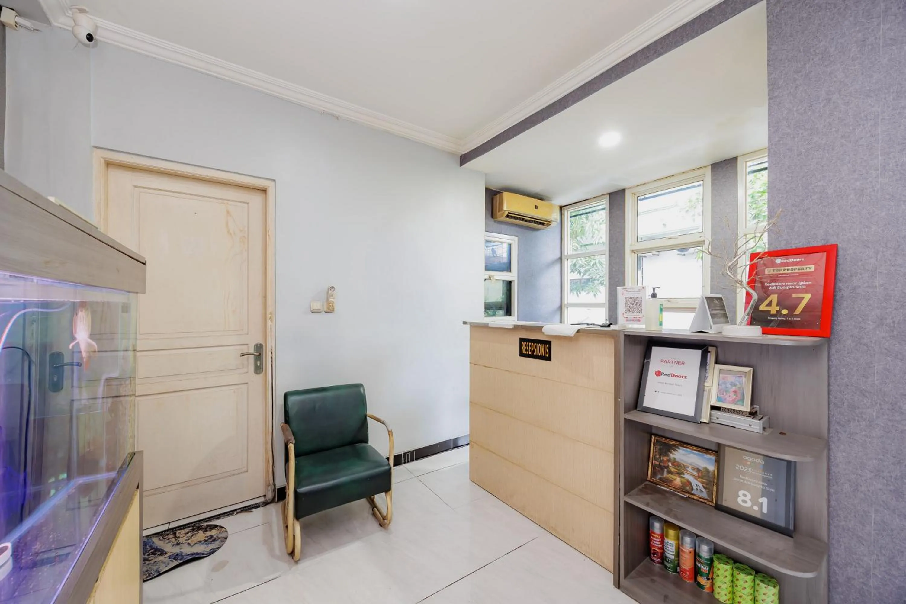 Lobby or reception in RedDoorz near Jalan Adi Sucipto Solo