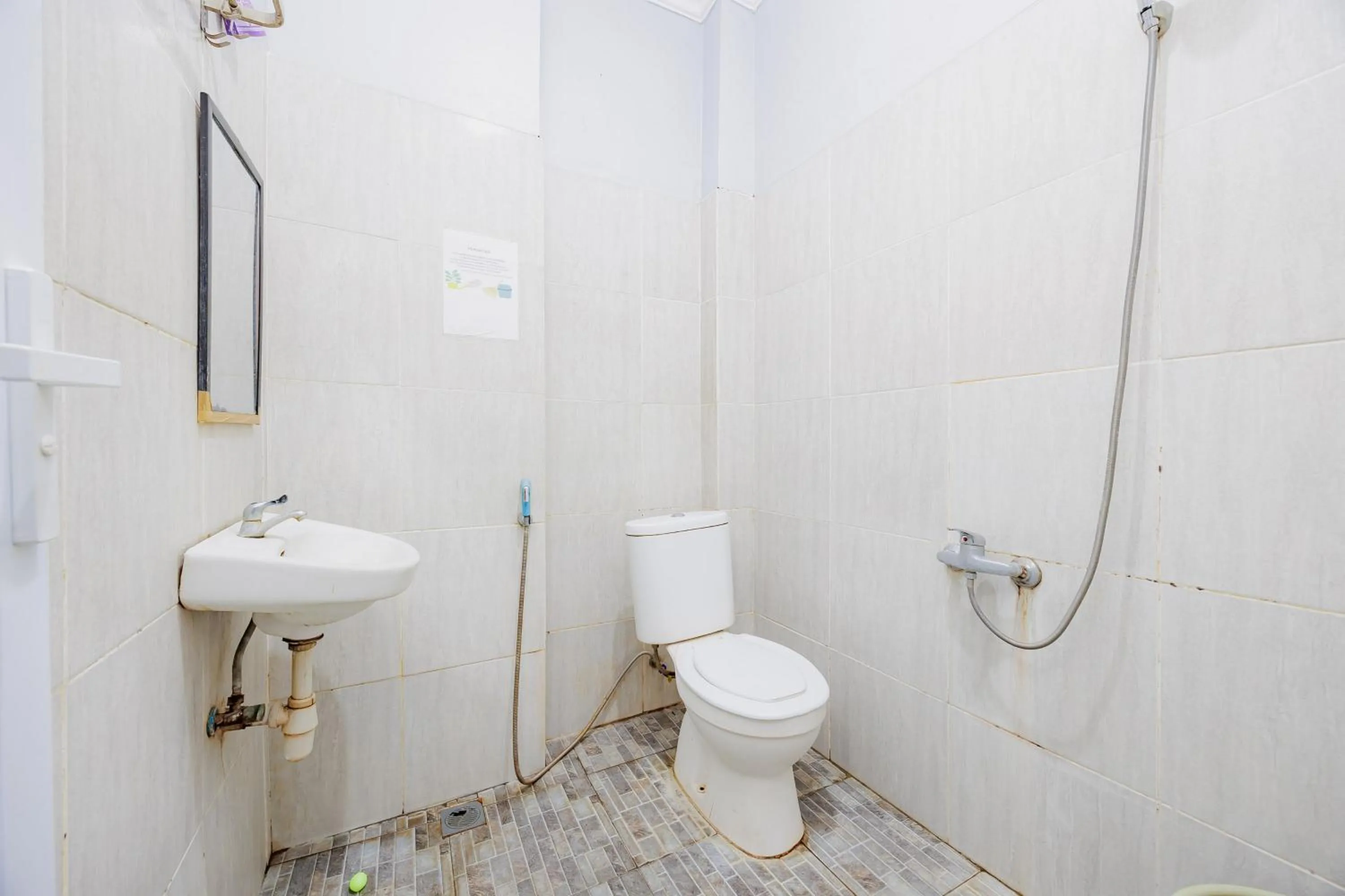 Bathroom in RedDoorz near Jalan Adi Sucipto Solo