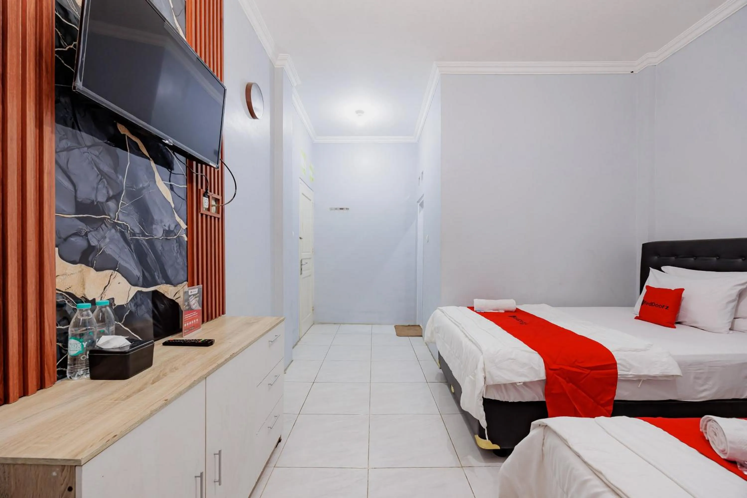 Bedroom, Bed in RedDoorz near Jalan Adi Sucipto Solo