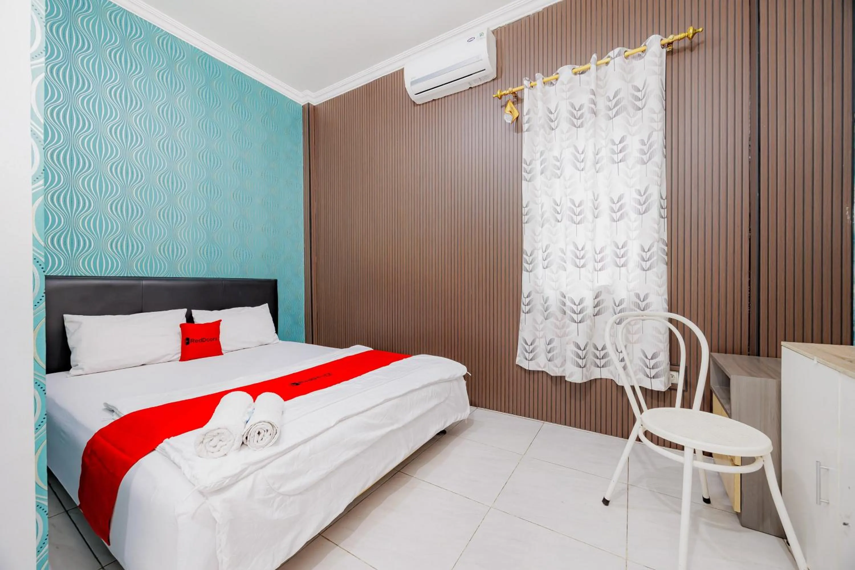 Bedroom, Bed in RedDoorz near Jalan Adi Sucipto Solo