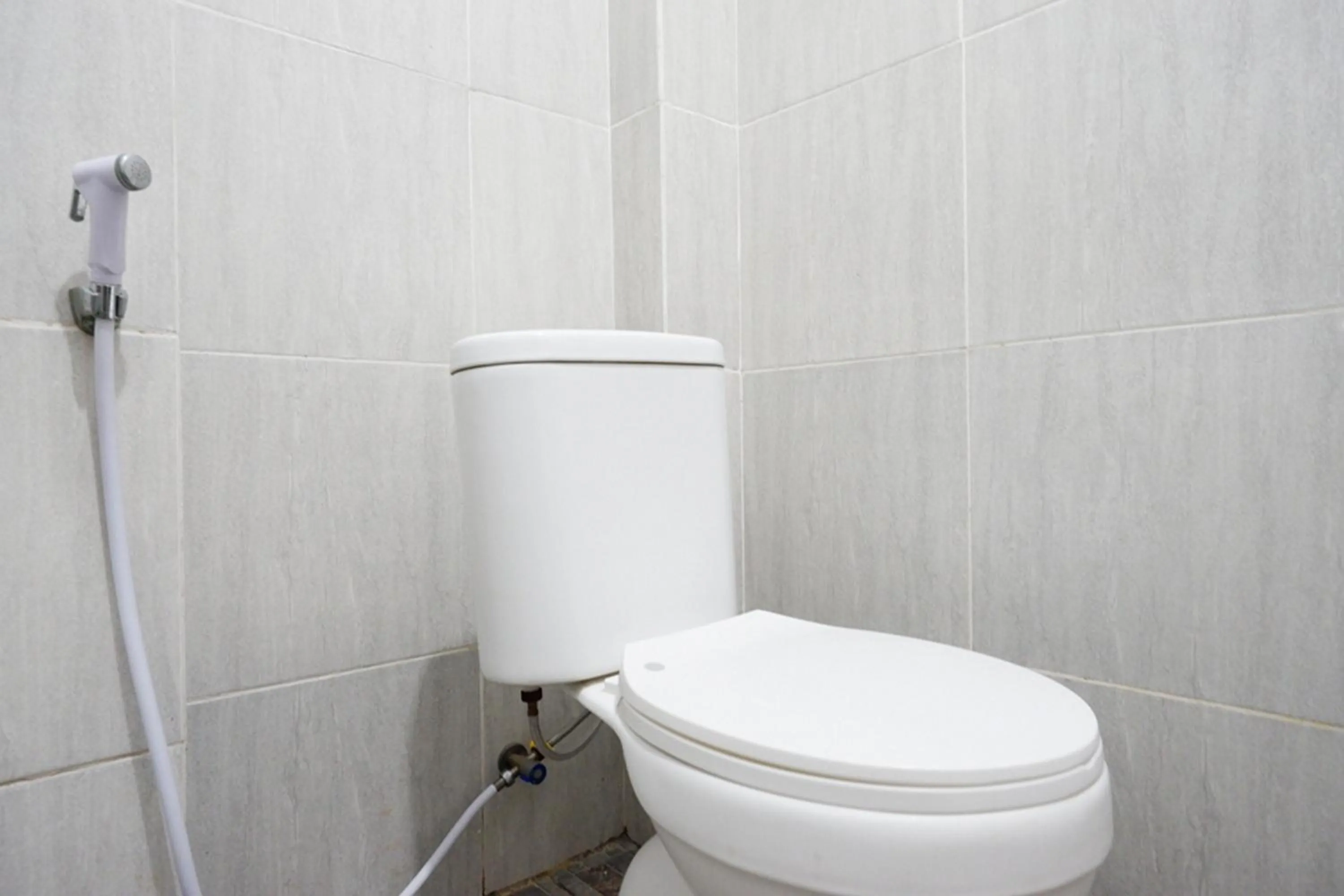 Bathroom in RedDoorz near Jalan Adi Sucipto Solo