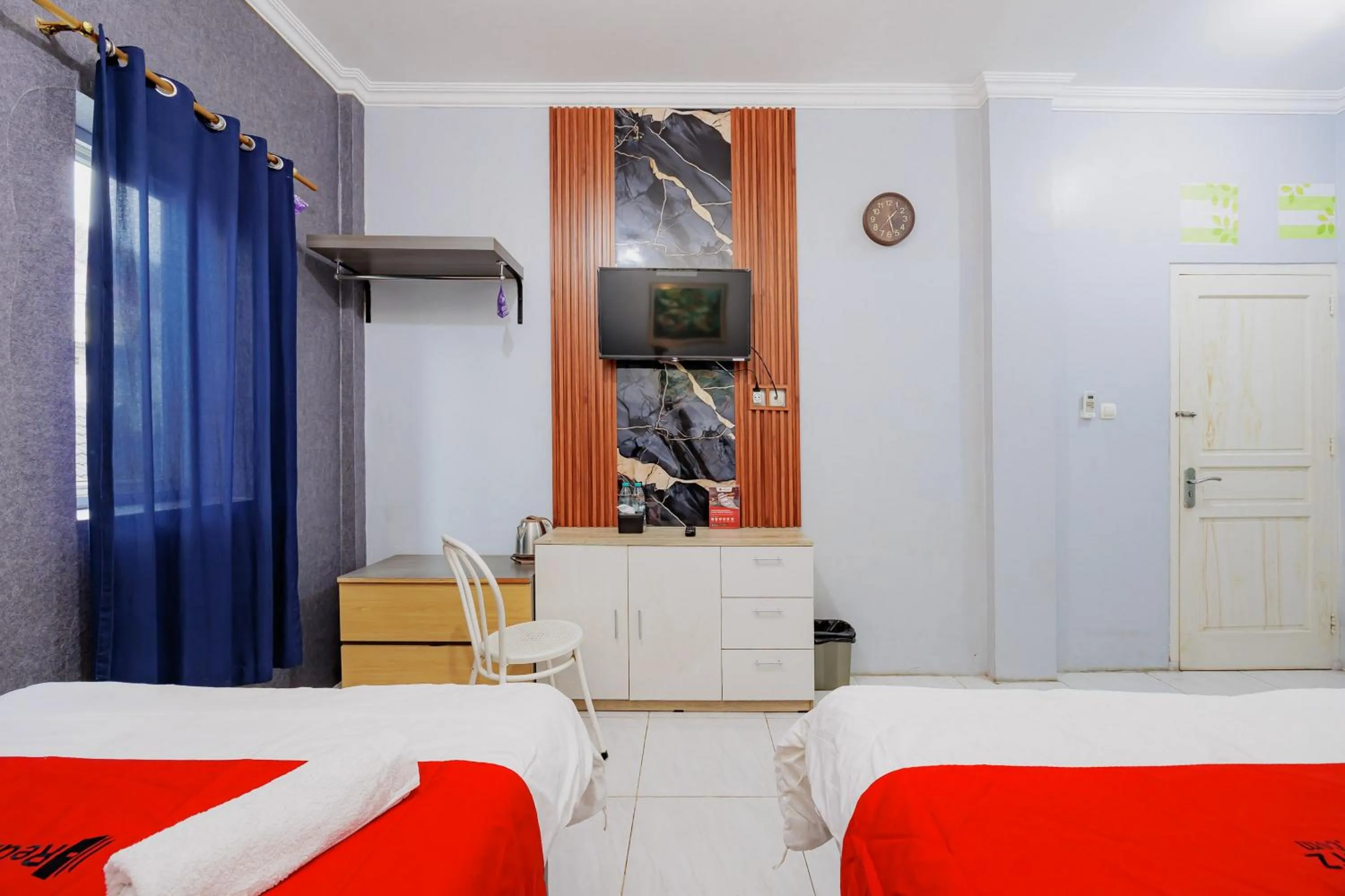 Bedroom, Bed in RedDoorz near Jalan Adi Sucipto Solo