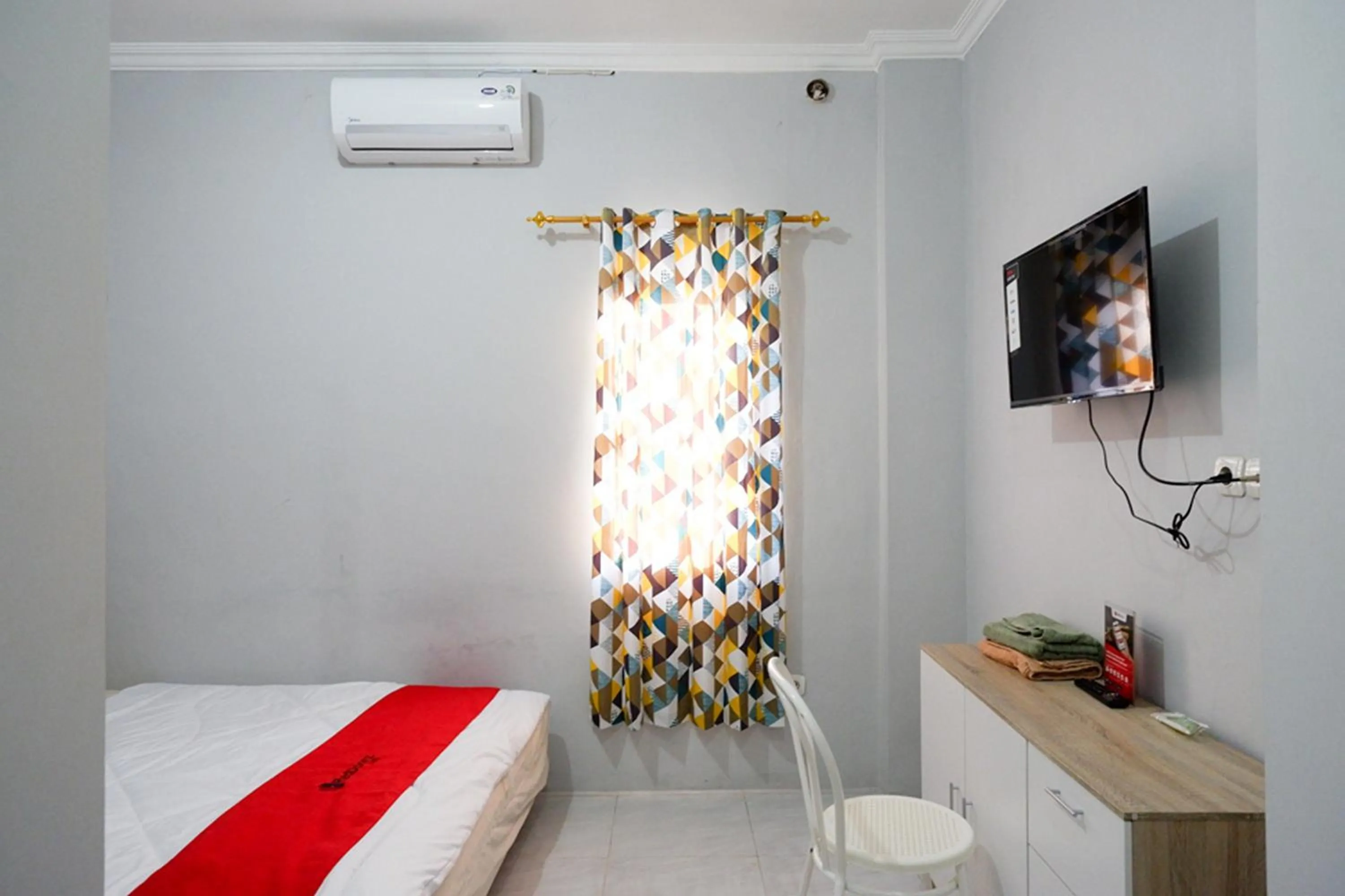 Bedroom, Bed in RedDoorz near Jalan Adi Sucipto Solo