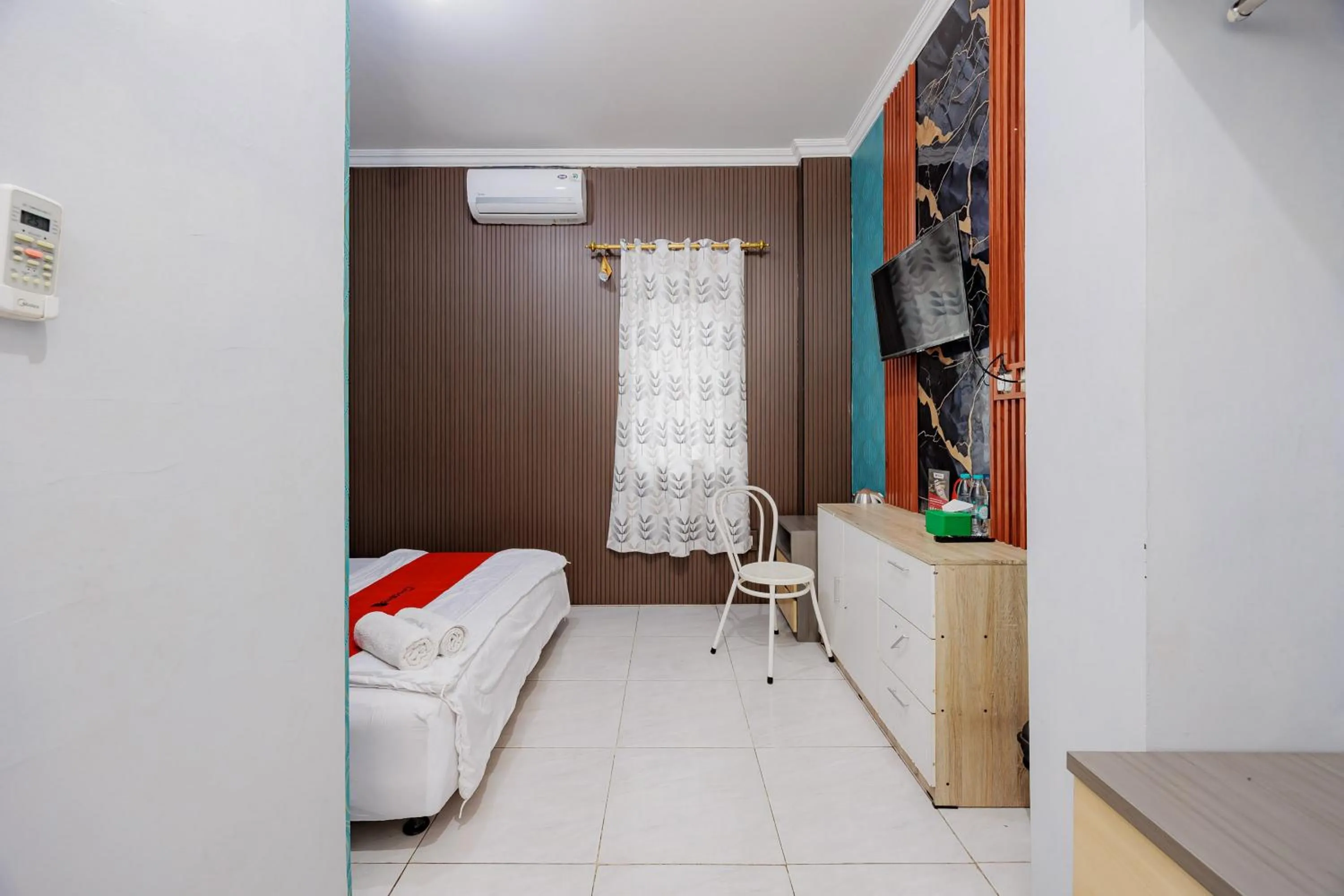 Bedroom, Bed in RedDoorz near Jalan Adi Sucipto Solo
