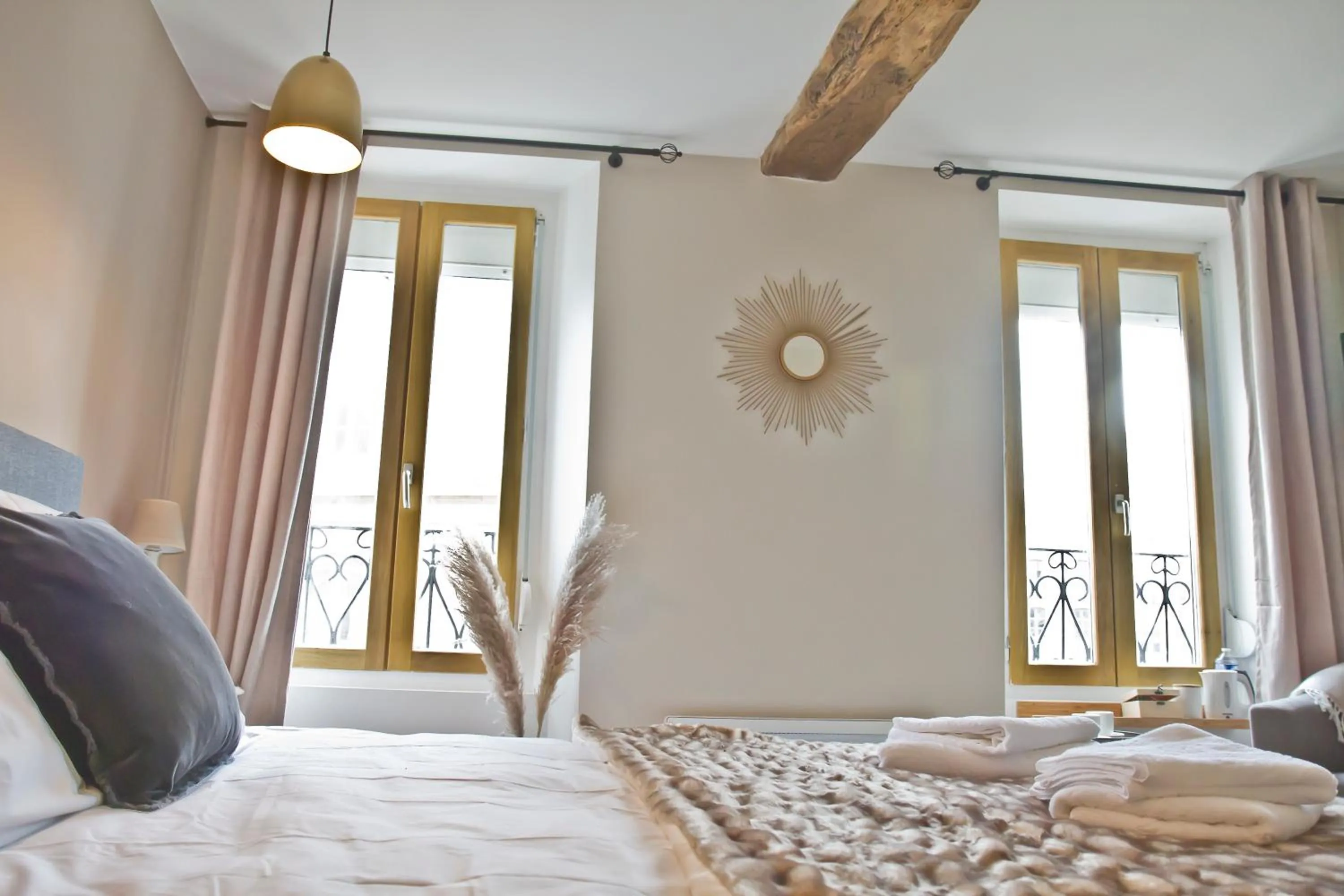 Bed in Meublé de tourisme, Les chambres du Beffroi