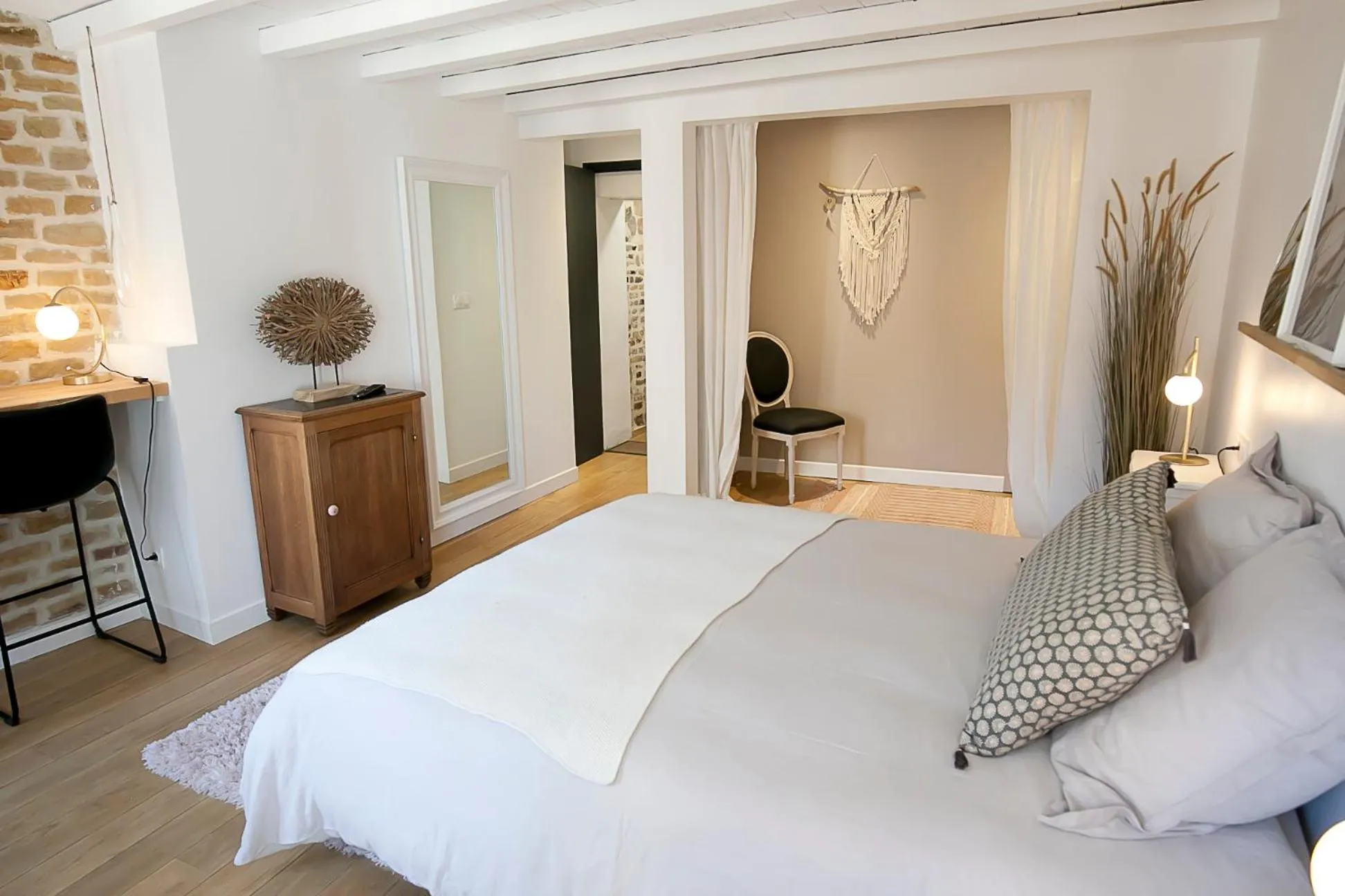 Bed in Meublé de tourisme, Les chambres du Beffroi