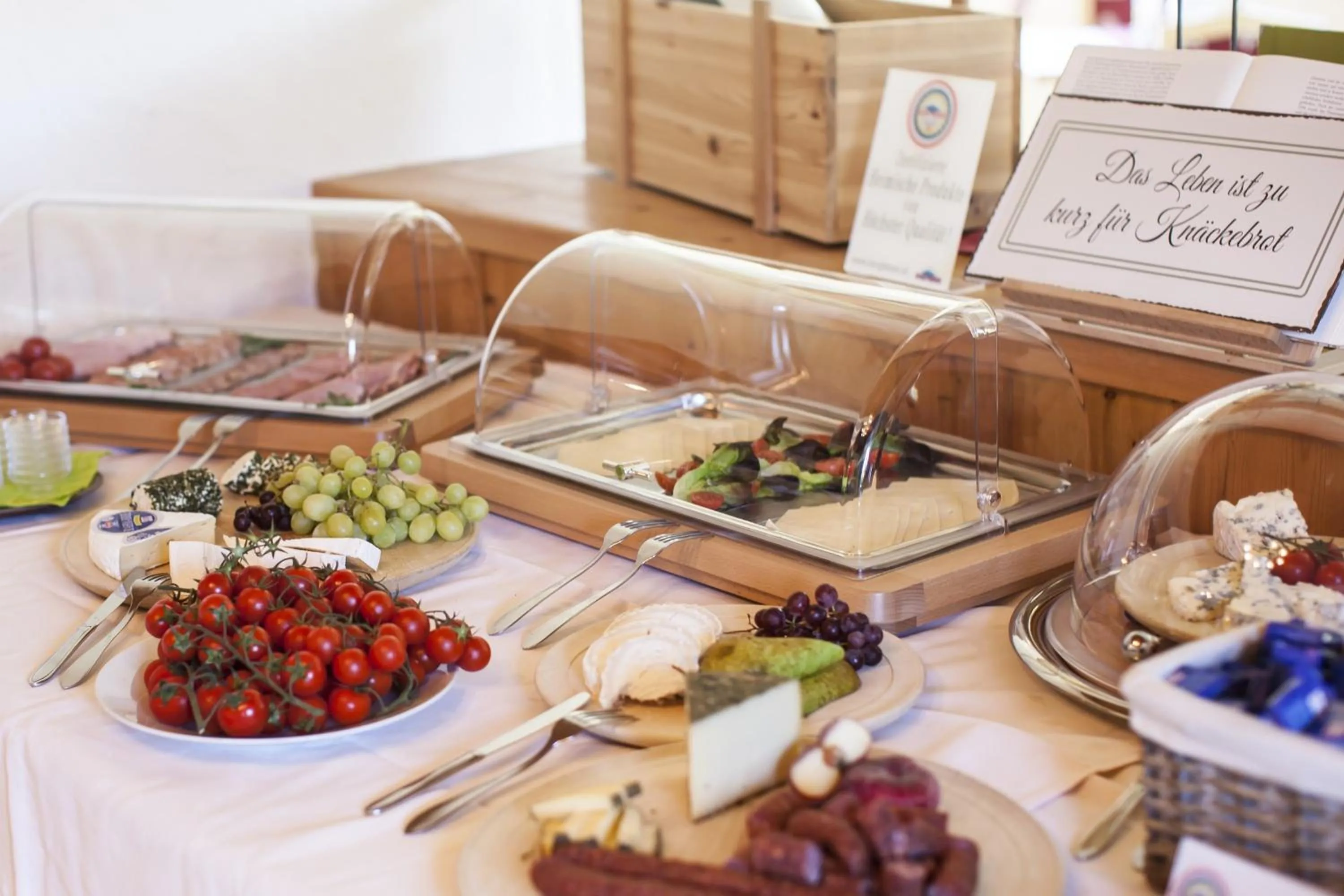Buffet breakfast in Hotel Frohnatur