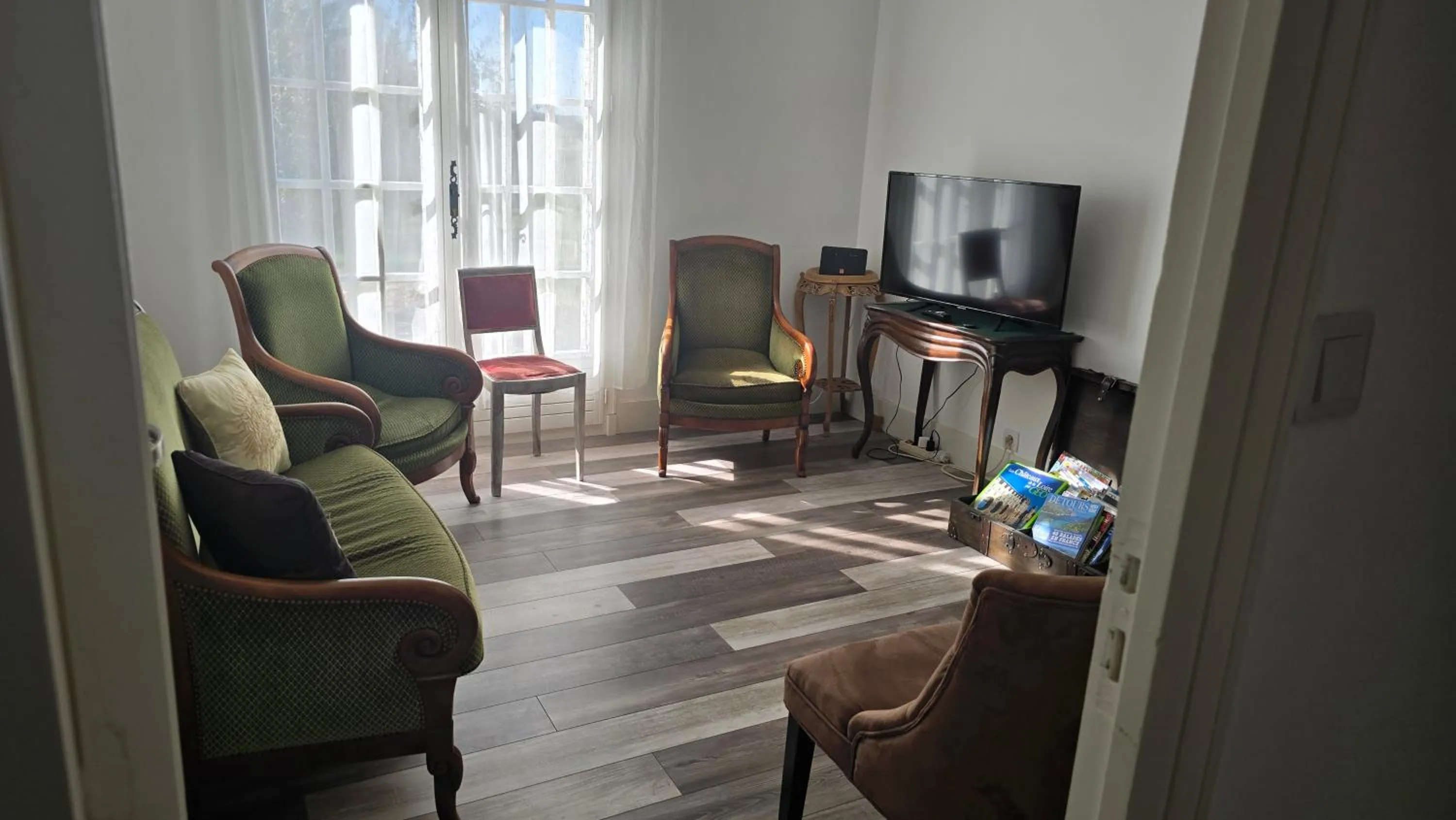 Communal lounge/ TV room in LA VEUZAINE